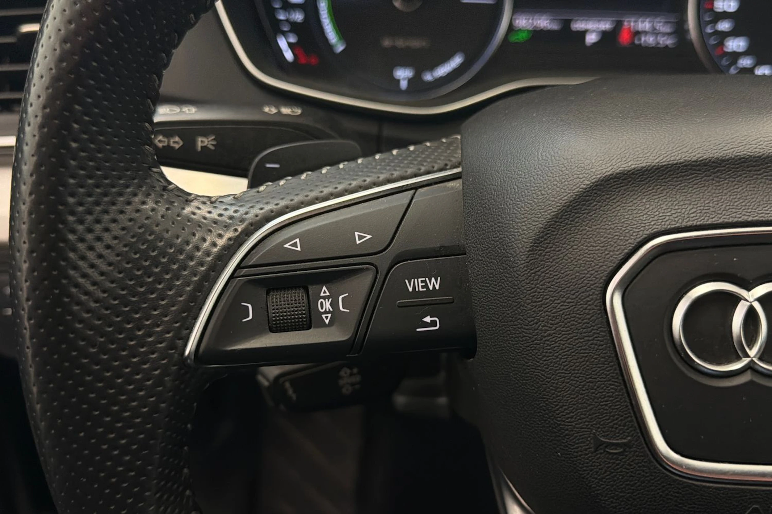 musta Audi Q5 2020 kuva 20.