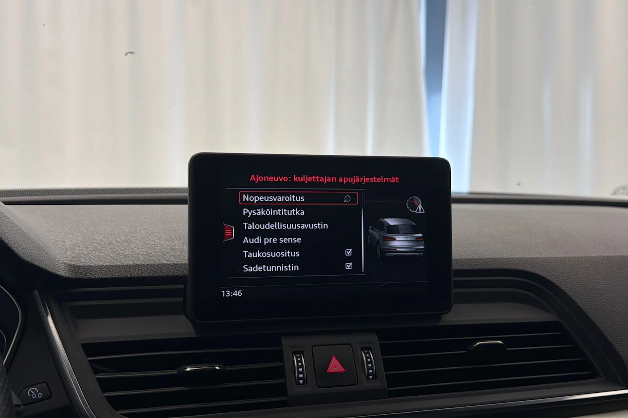 musta Audi Q5 2020 kuva 28.