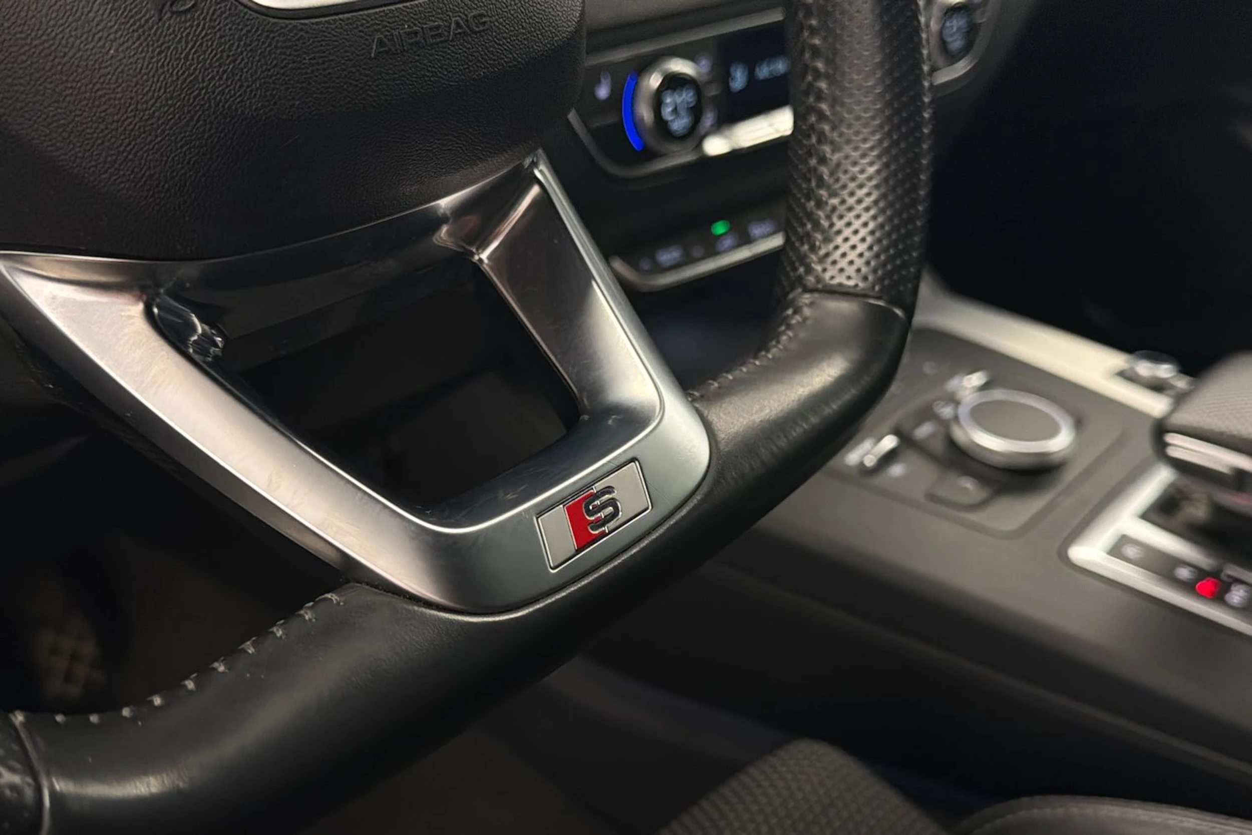musta Audi Q5 2020 kuva 30.