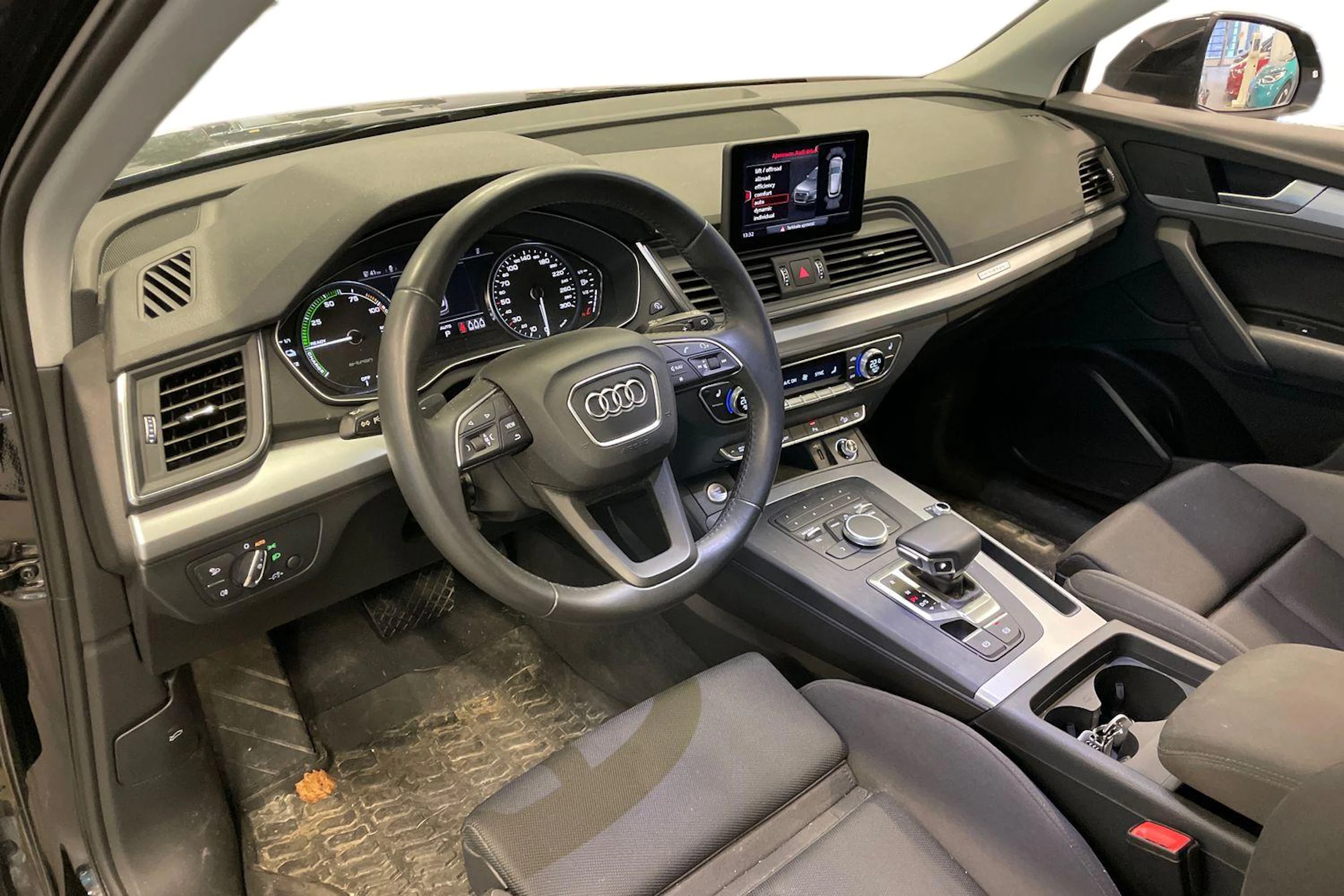 Musta Audi Q5 2020 kuva 3.