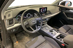 Musta Audi Q5 2020 kuva 3.