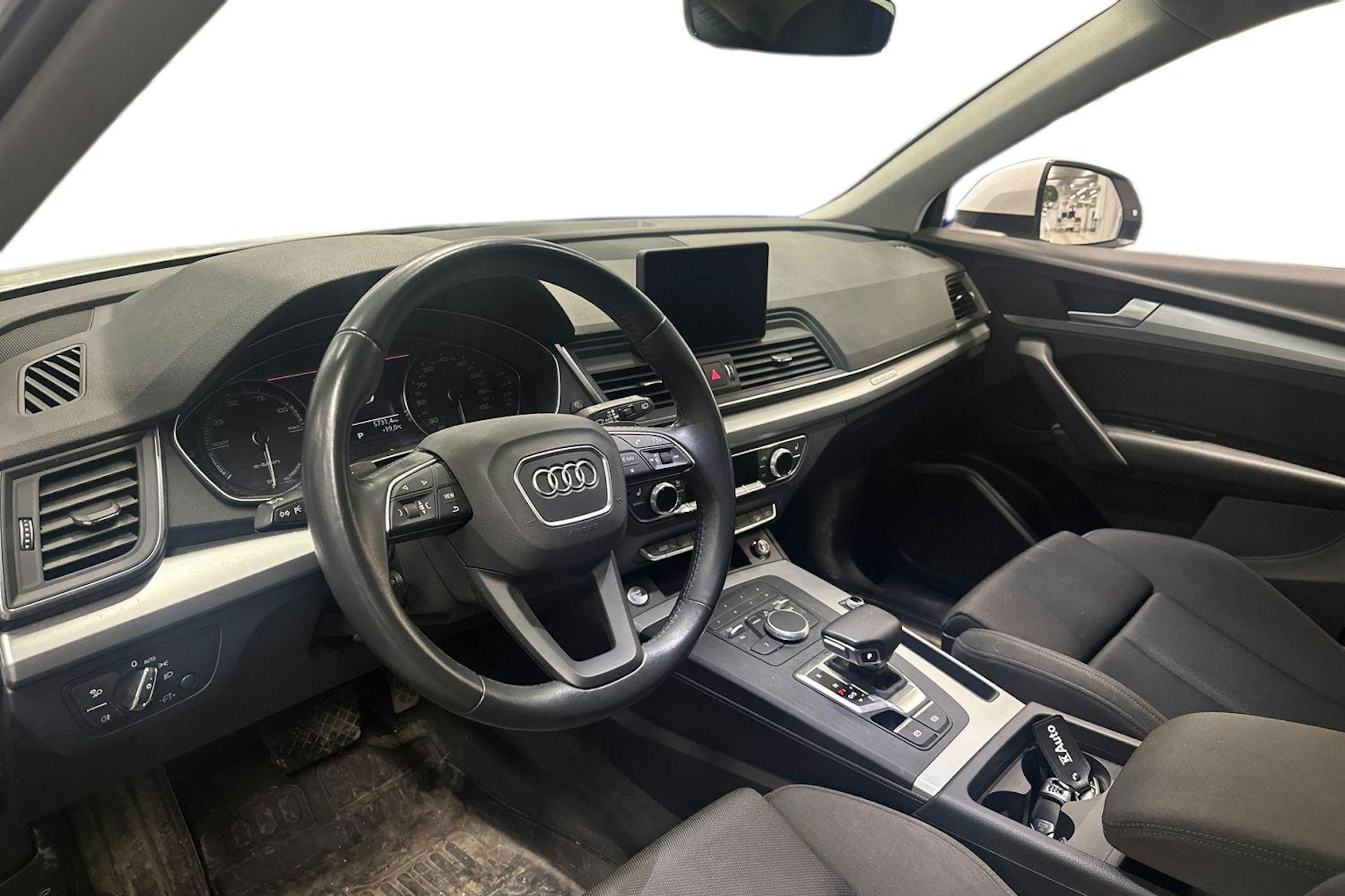 Valkoinen Audi Q5 2020 kuva 3.