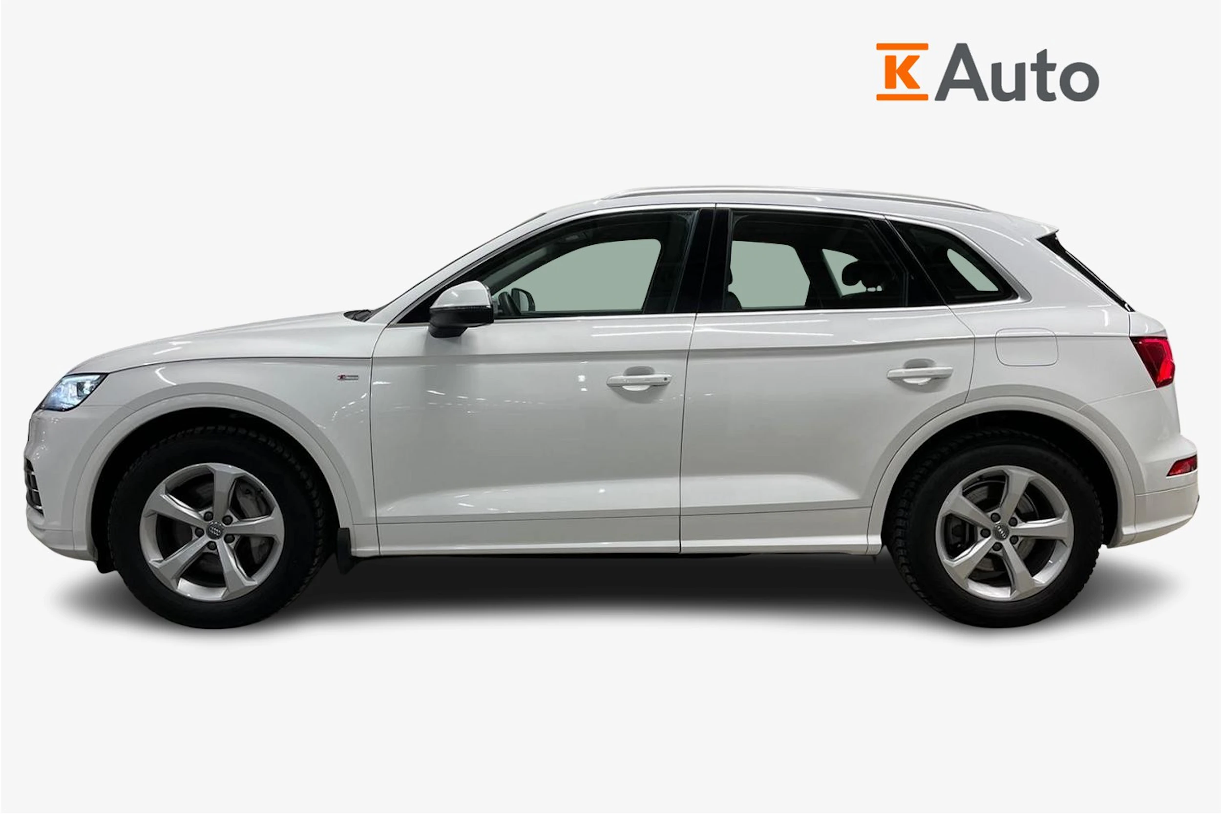 Valkoinen Audi Q5 2020 kuva 5.