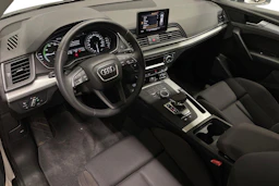 Valkoinen Audi Q5 2020 kuva 6.