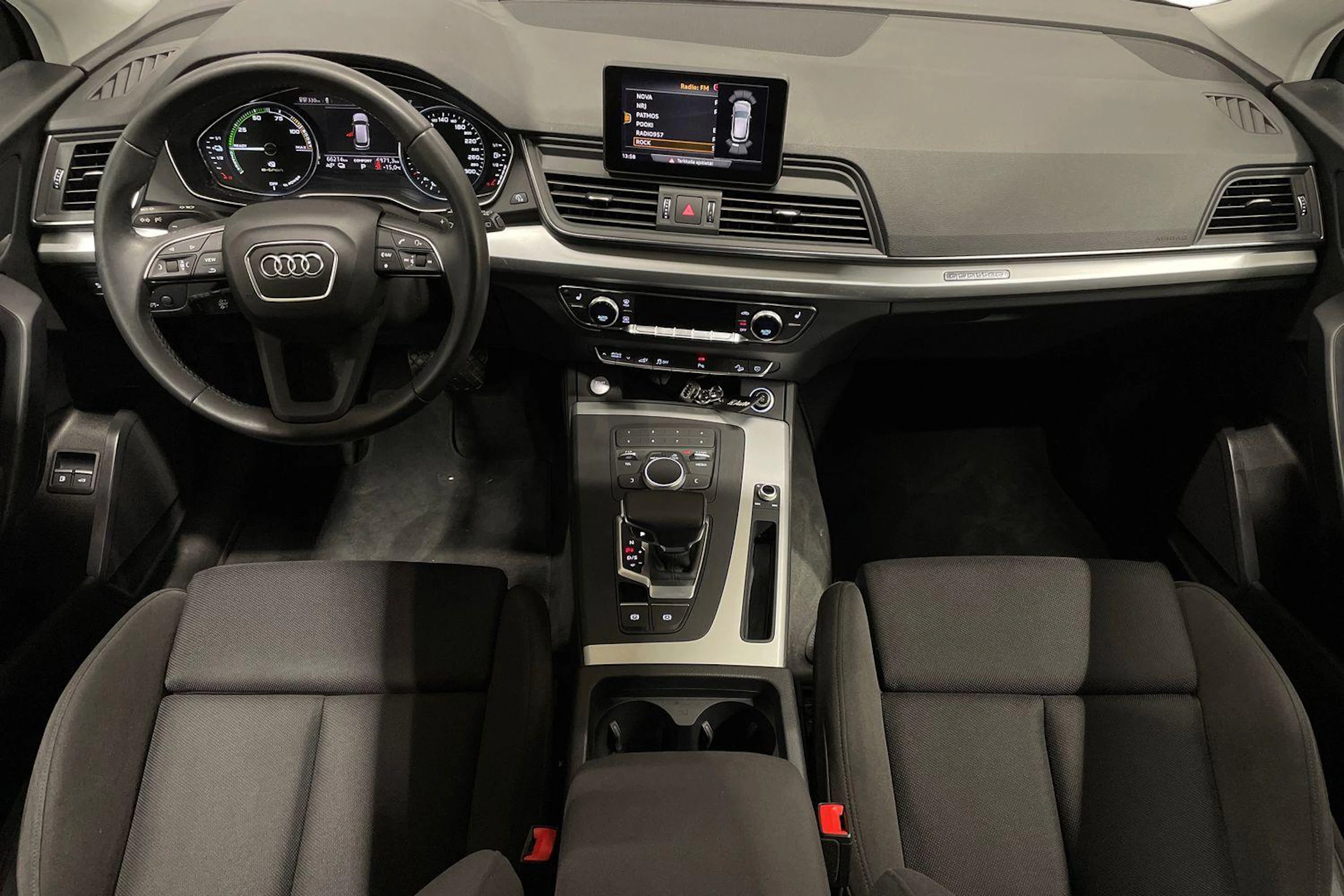 Valkoinen Audi Q5 2020 kuva 7.