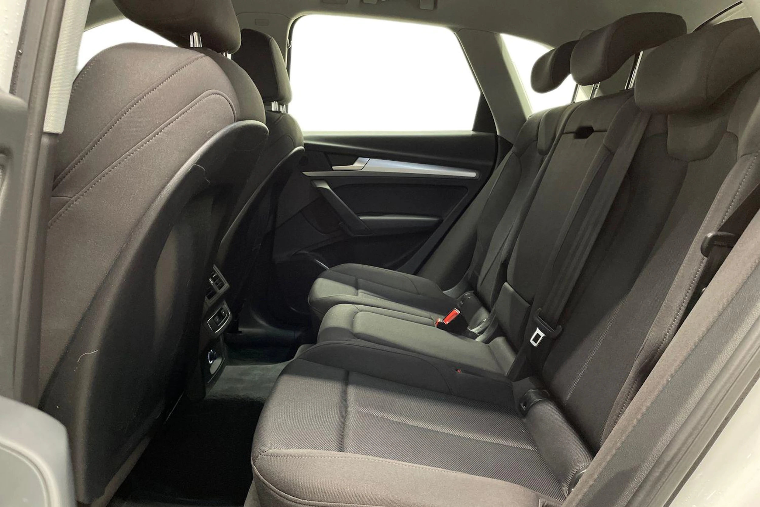 Valkoinen Audi Q5 2020 kuva 8.