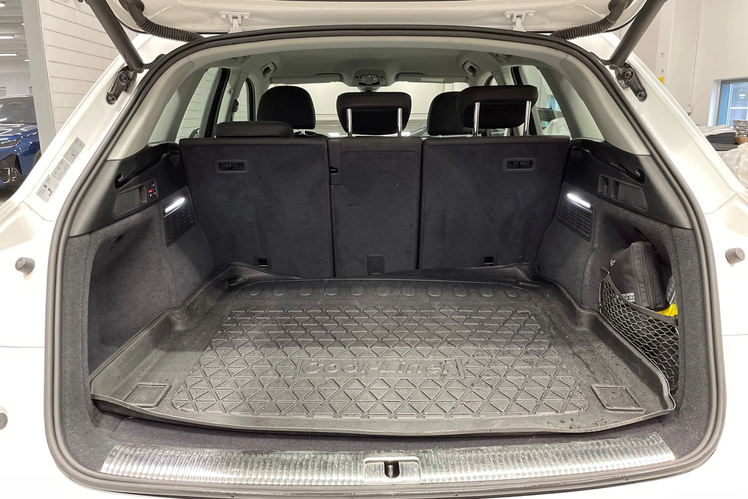 Valkoinen Audi Q5 2020 kuva 12.