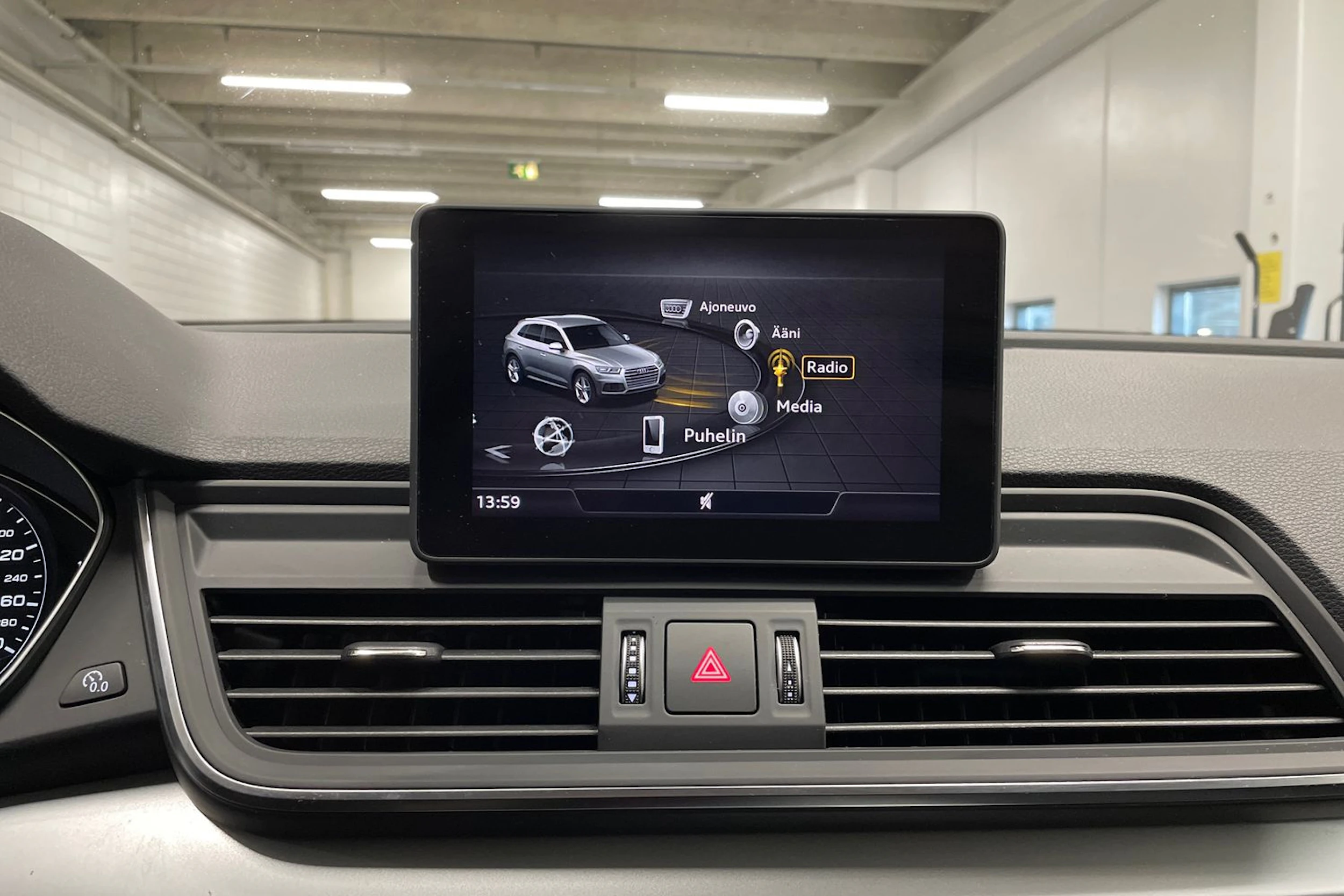 Valkoinen Audi Q5 2020 kuva 15.