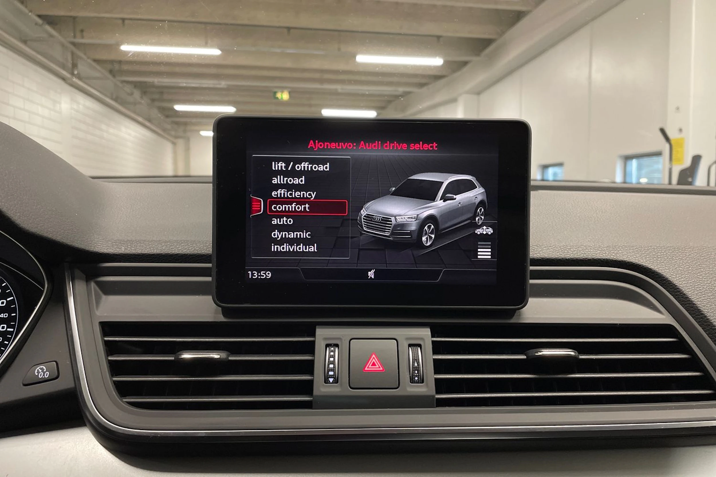 Valkoinen Audi Q5 2020 kuva 16.