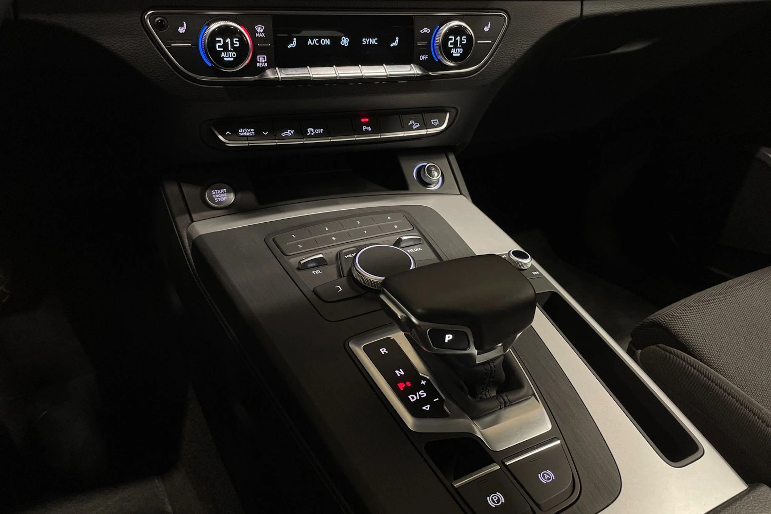 Valkoinen Audi Q5 2020 kuva 17.