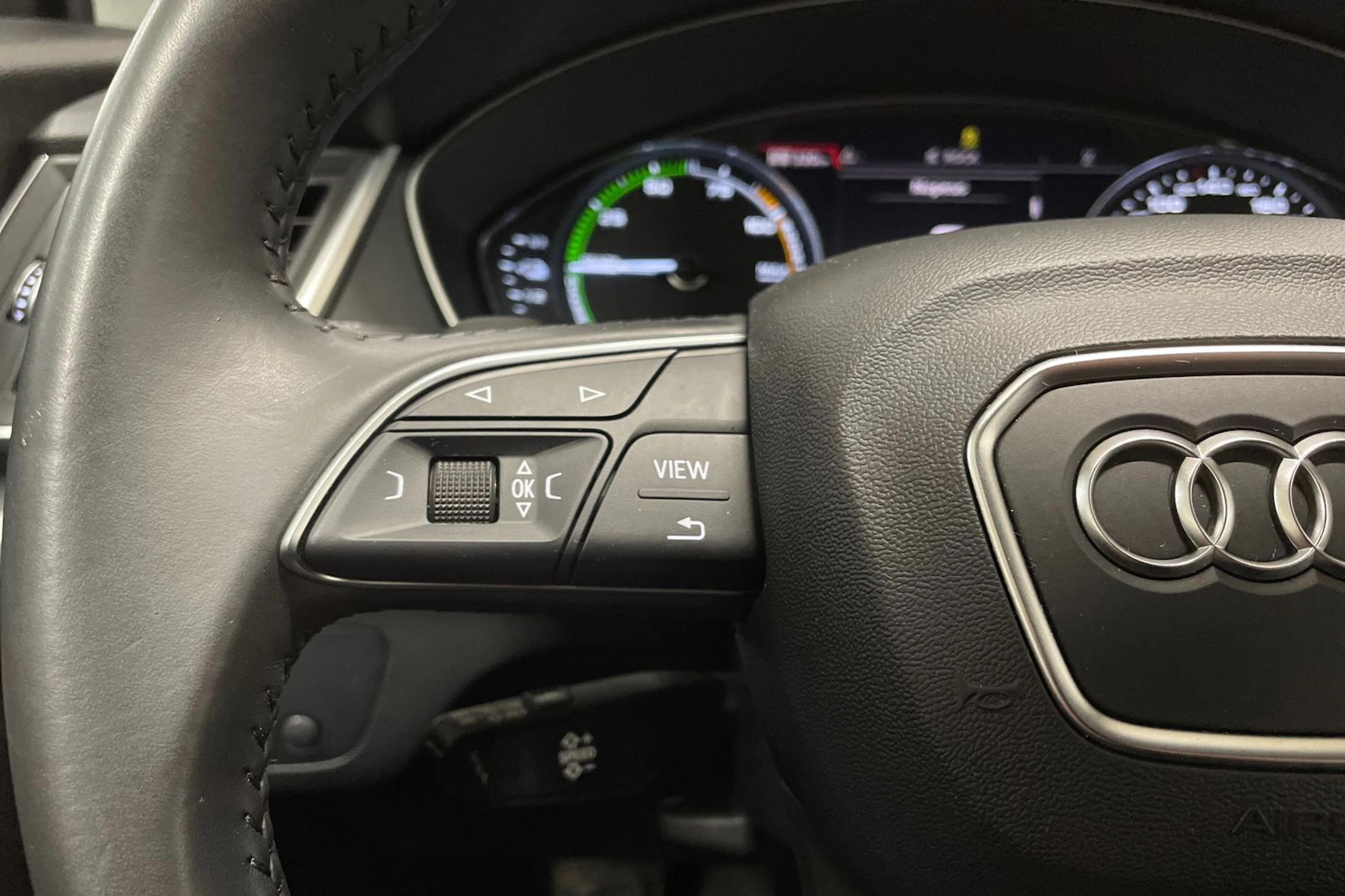 Valkoinen Audi Q5 2020 kuva 19.
