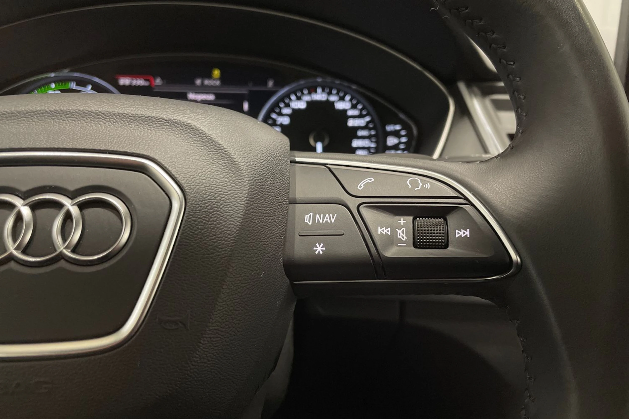 Valkoinen Audi Q5 2020 kuva 20.