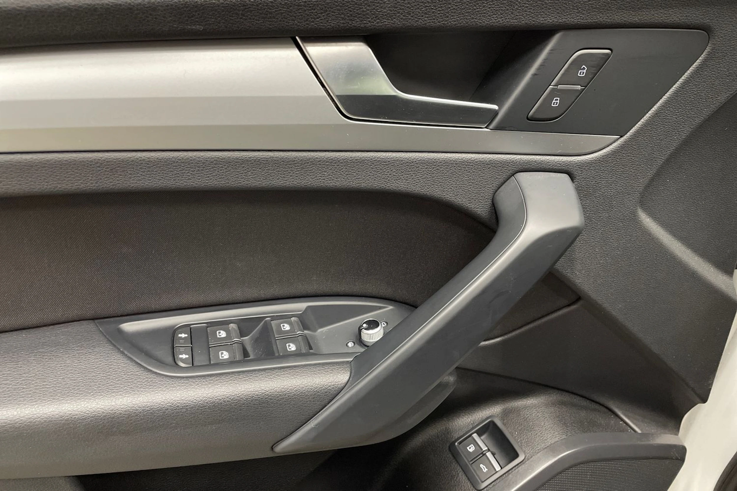 Valkoinen Audi Q5 2020 kuva 21.