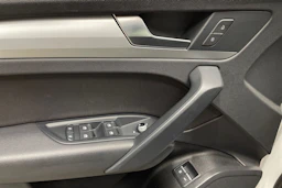 Valkoinen Audi Q5 2020 kuva 21.