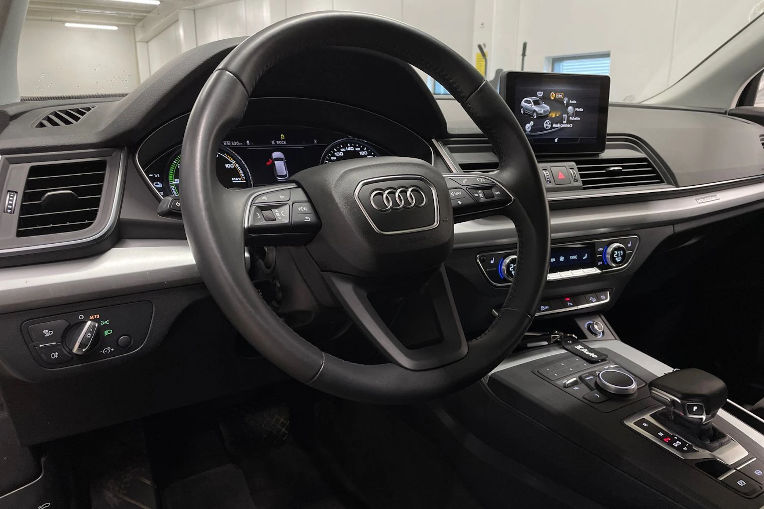 Valkoinen Audi Q5 2020 kuva 22.
