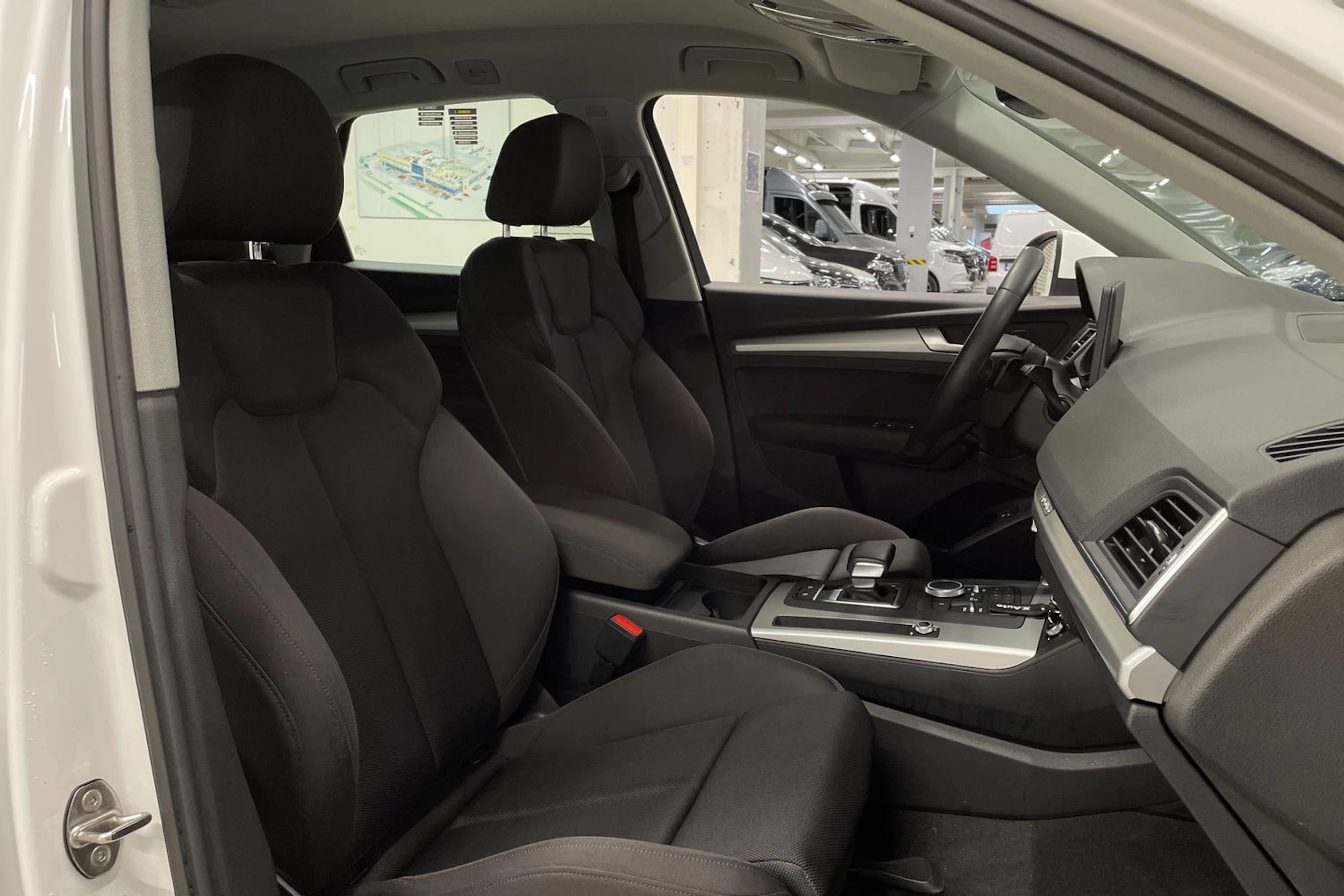 Valkoinen Audi Q5 2020 kuva 23.