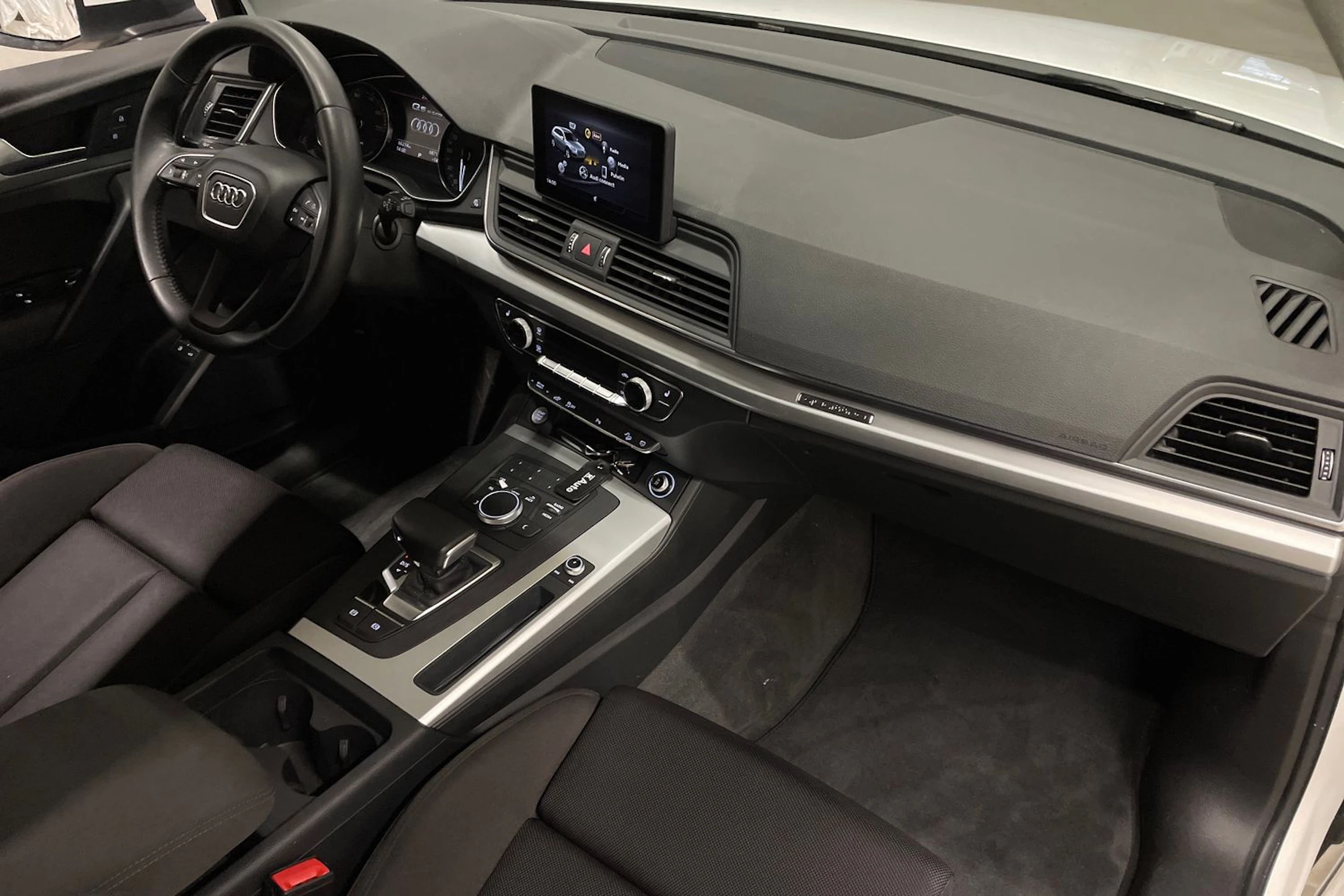 Valkoinen Audi Q5 2020 kuva 24.