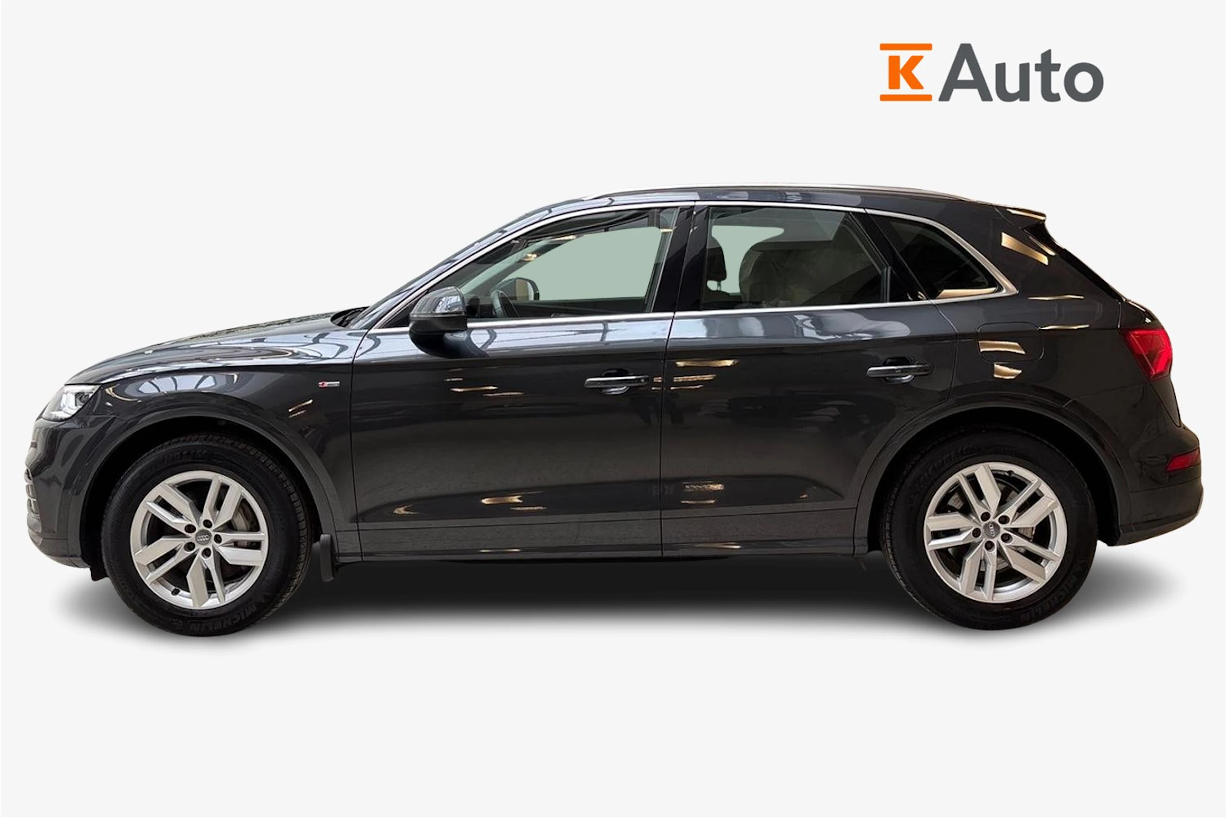 harmaa Audi Q5 2020 kuva 5.