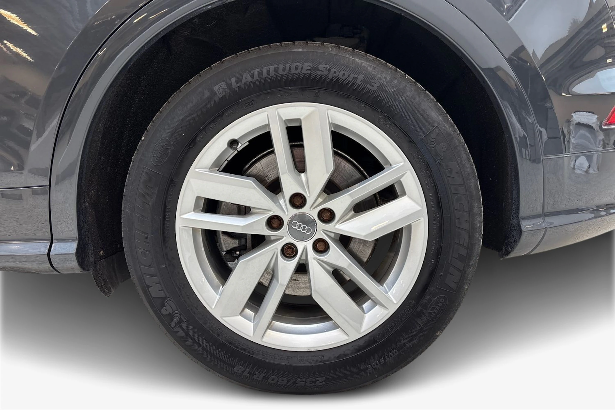 harmaa Audi Q5 2020 kuva 9.