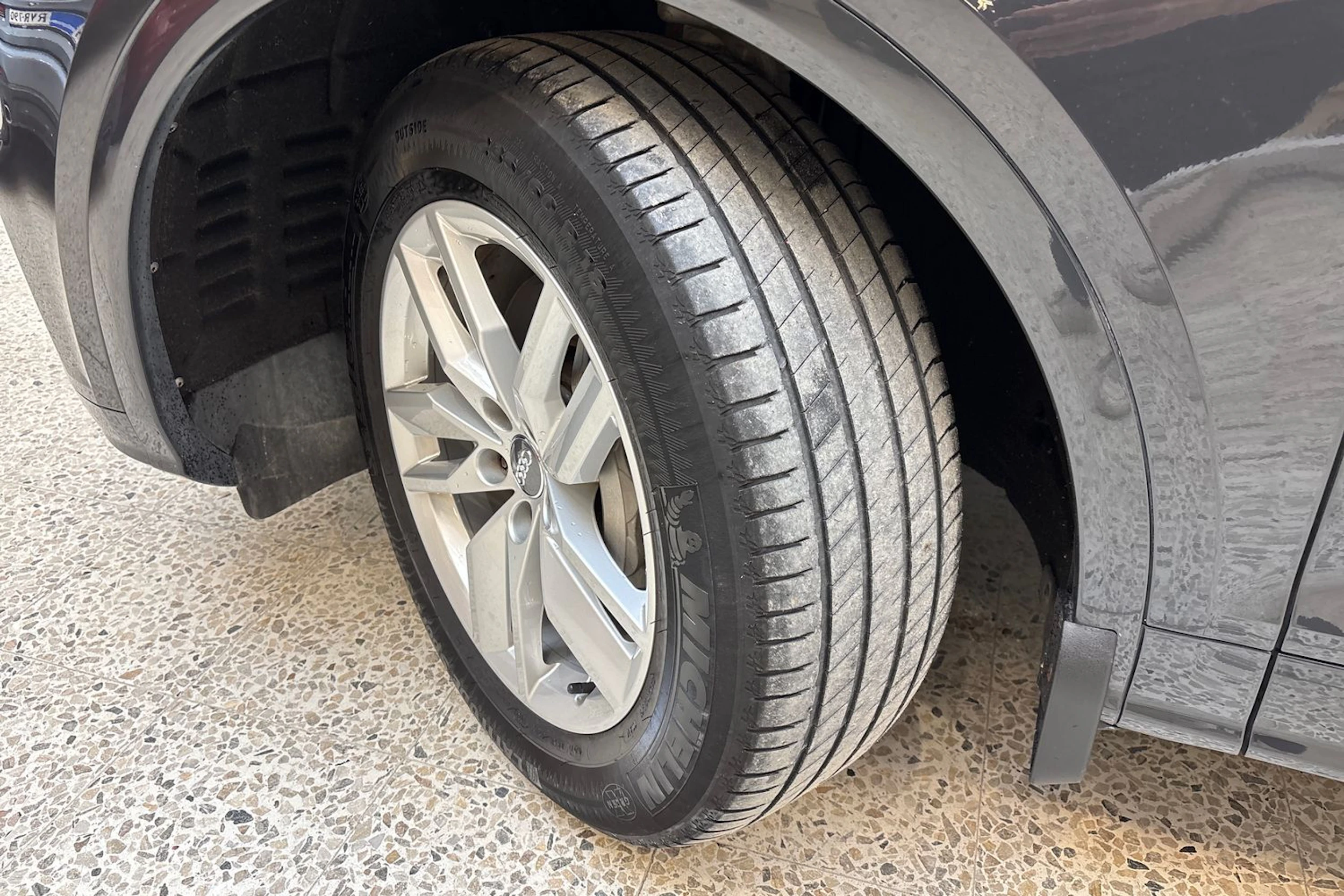 harmaa Audi Q5 2020 kuva 10.