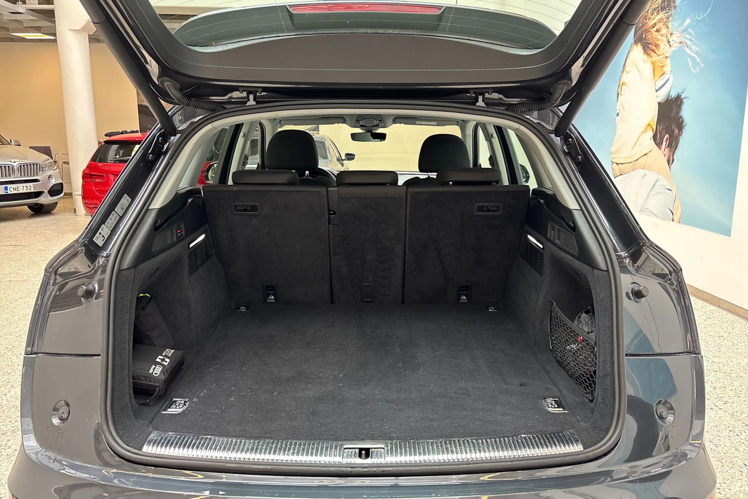 harmaa Audi Q5 2020 kuva 12.
