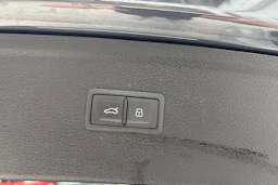 harmaa Audi Q5 2020 kuva 13.