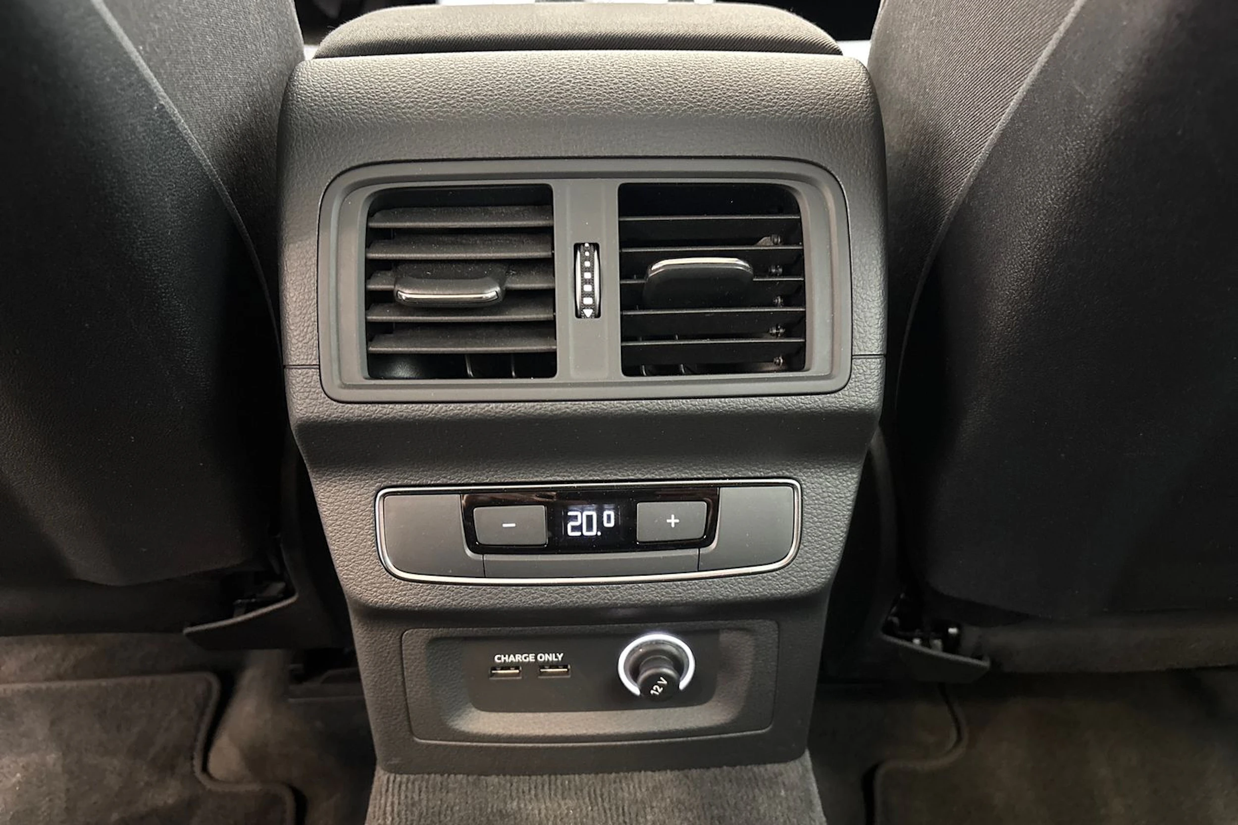harmaa Audi Q5 2020 kuva 15.