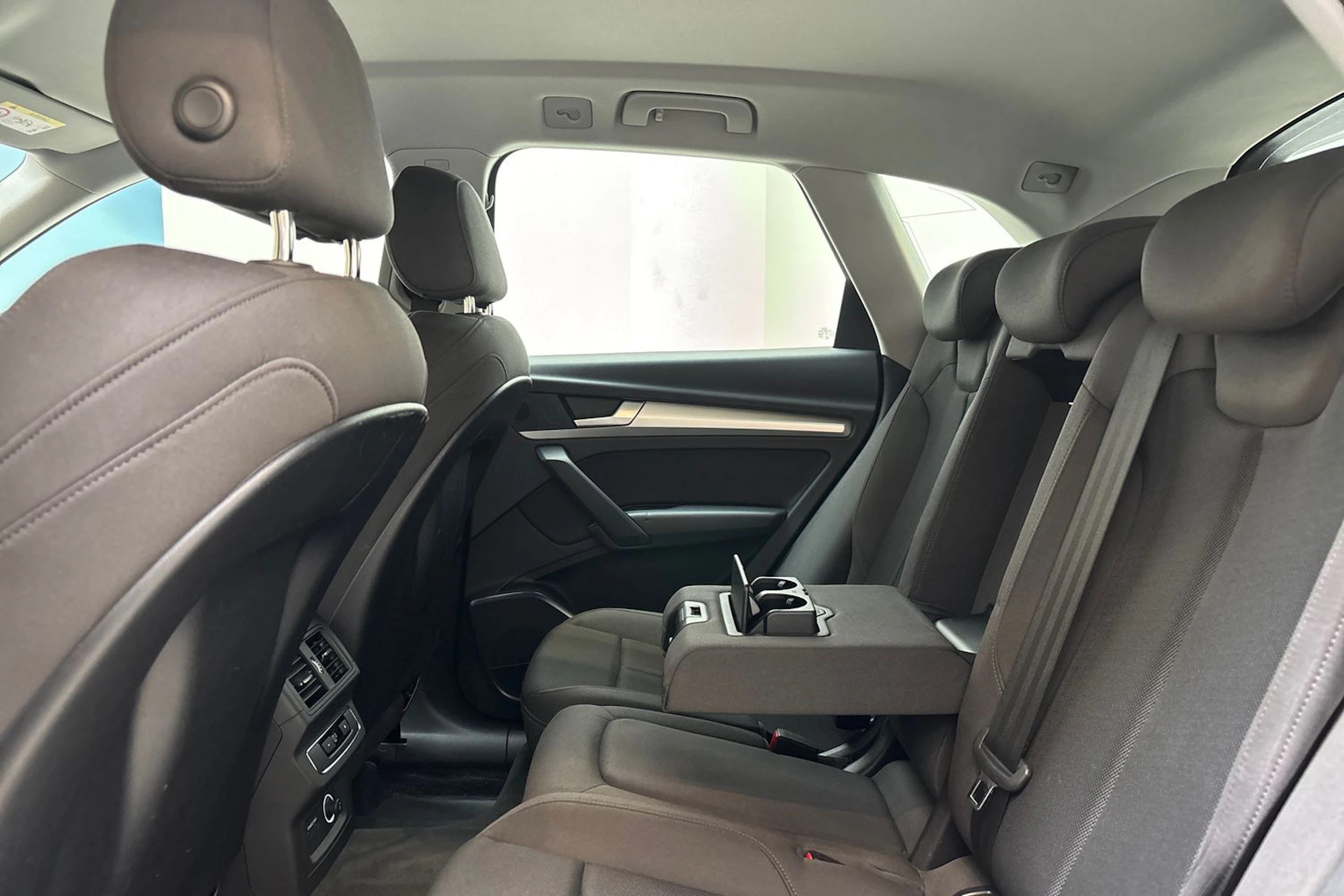 harmaa Audi Q5 2020 kuva 16.