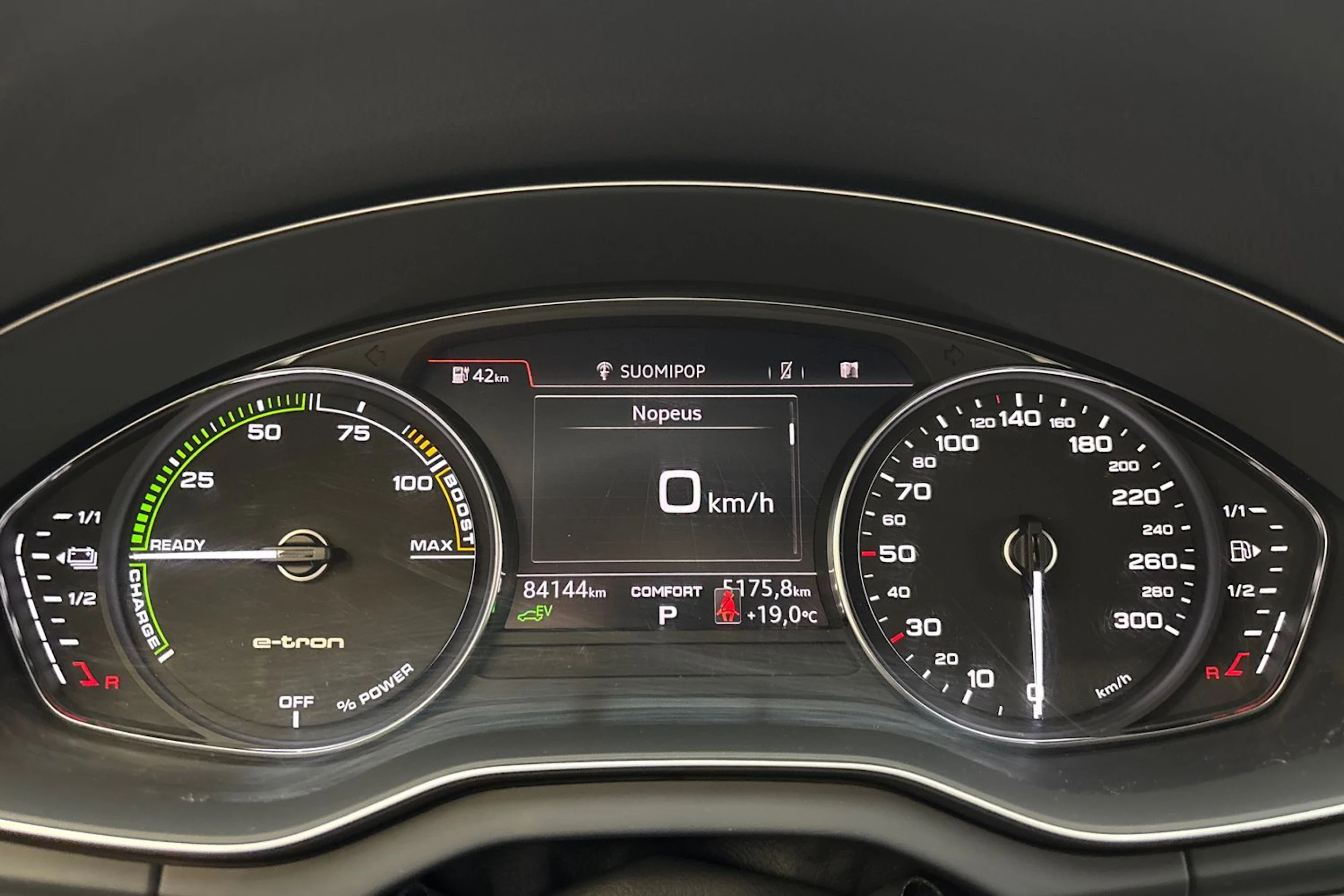 harmaa Audi Q5 2020 kuva 20.