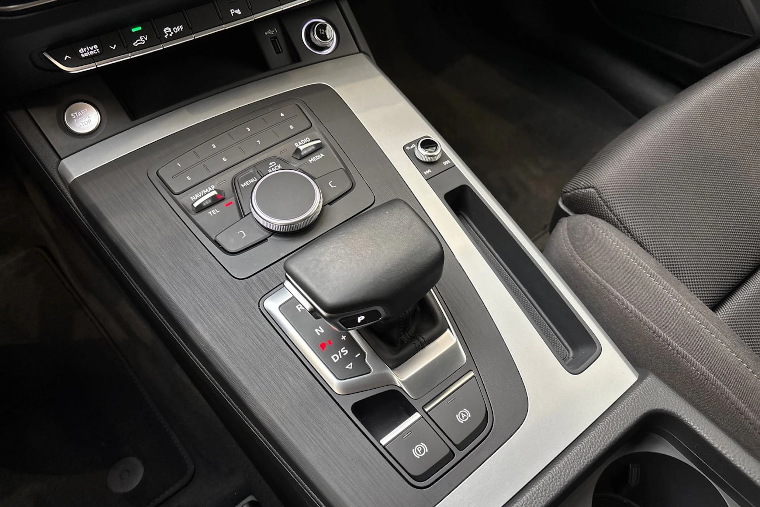 harmaa Audi Q5 2020 kuva 22.