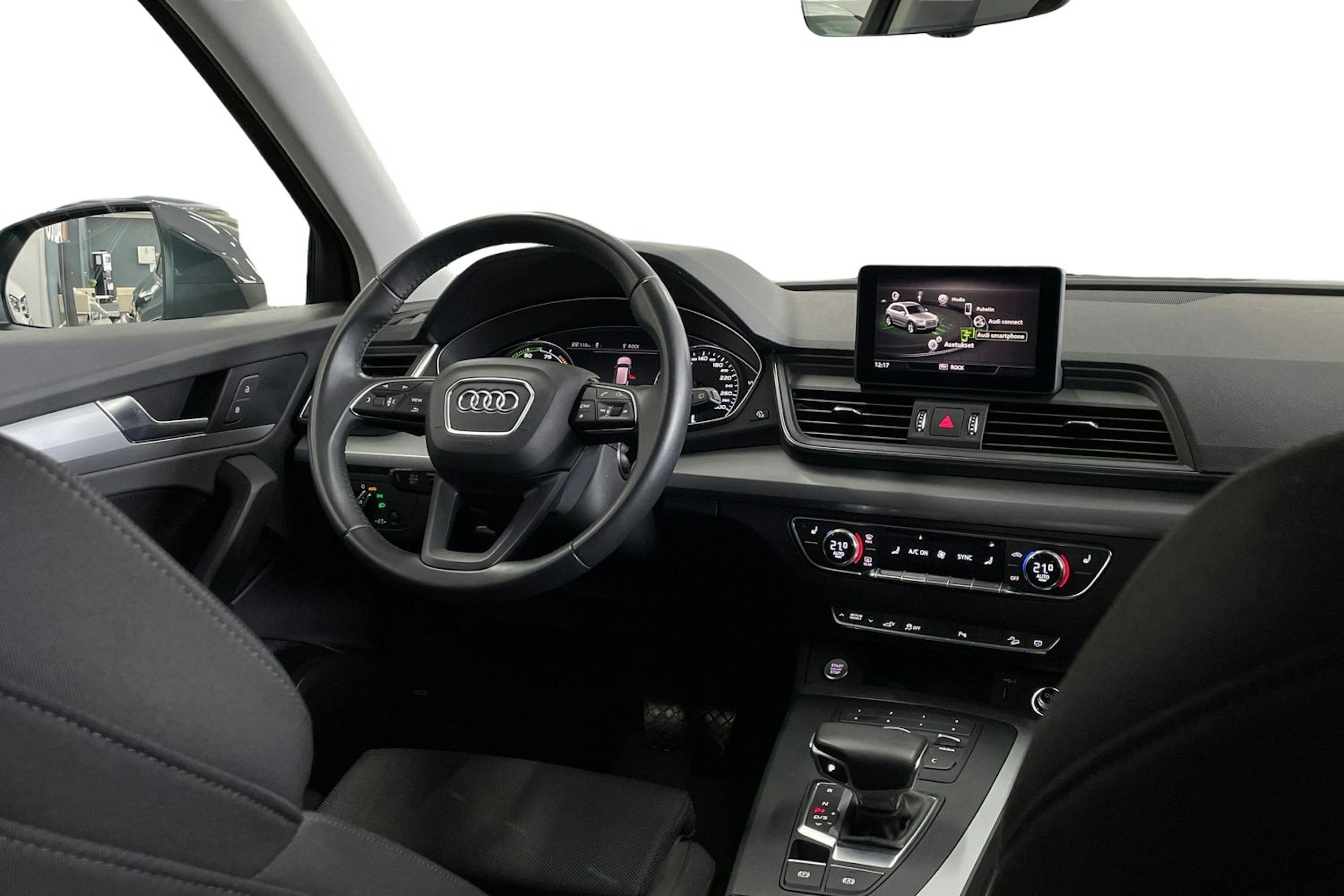 Harmaa Audi Q5 2020 kuva 9.