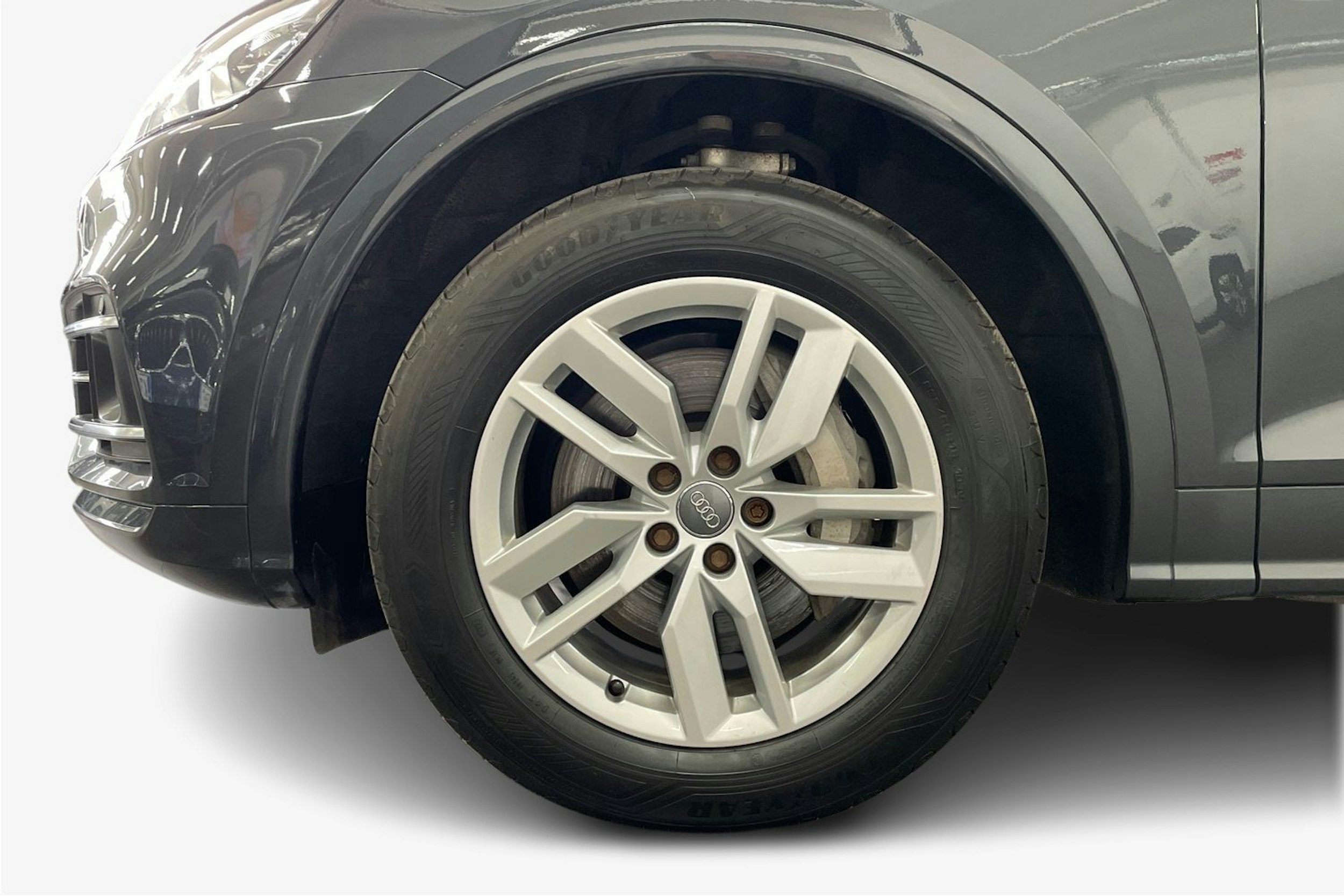 Harmaa Audi Q5 2020 kuva 11.