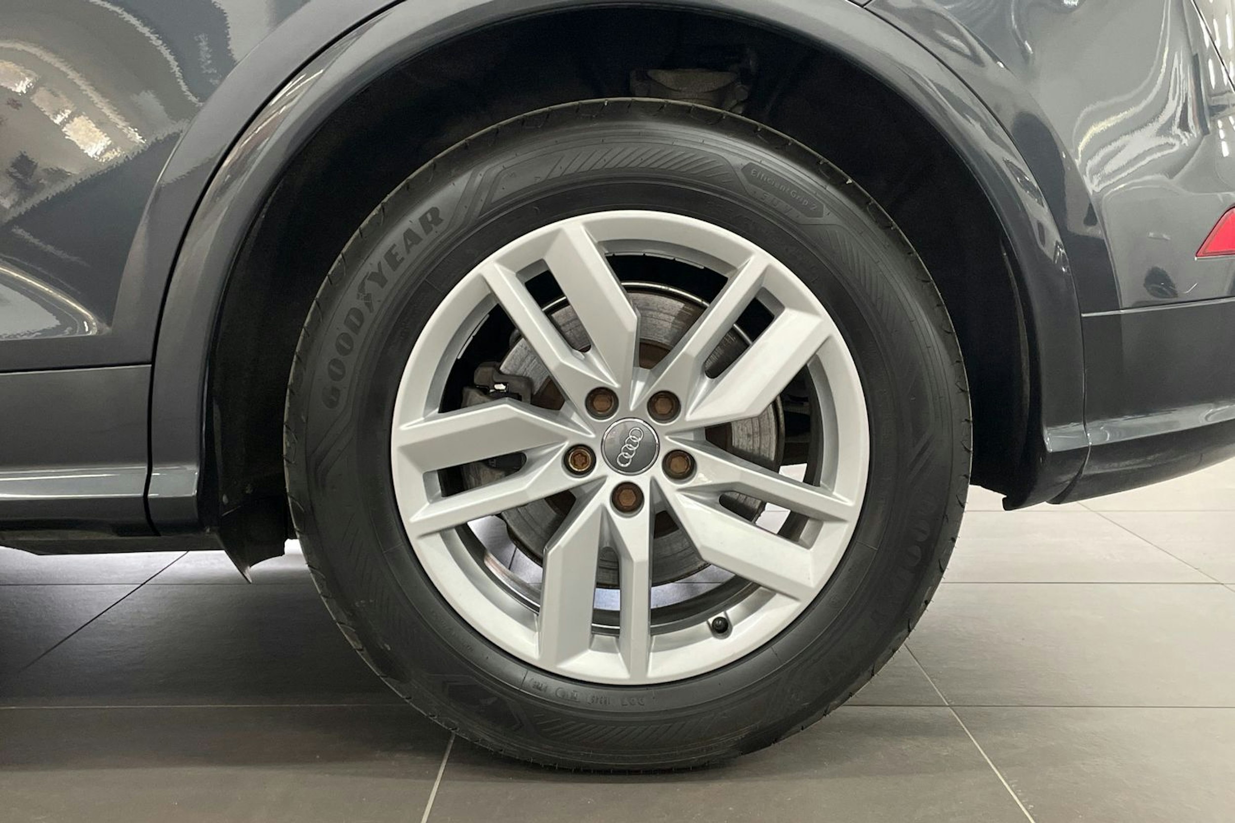 Harmaa Audi Q5 2020 kuva 13.