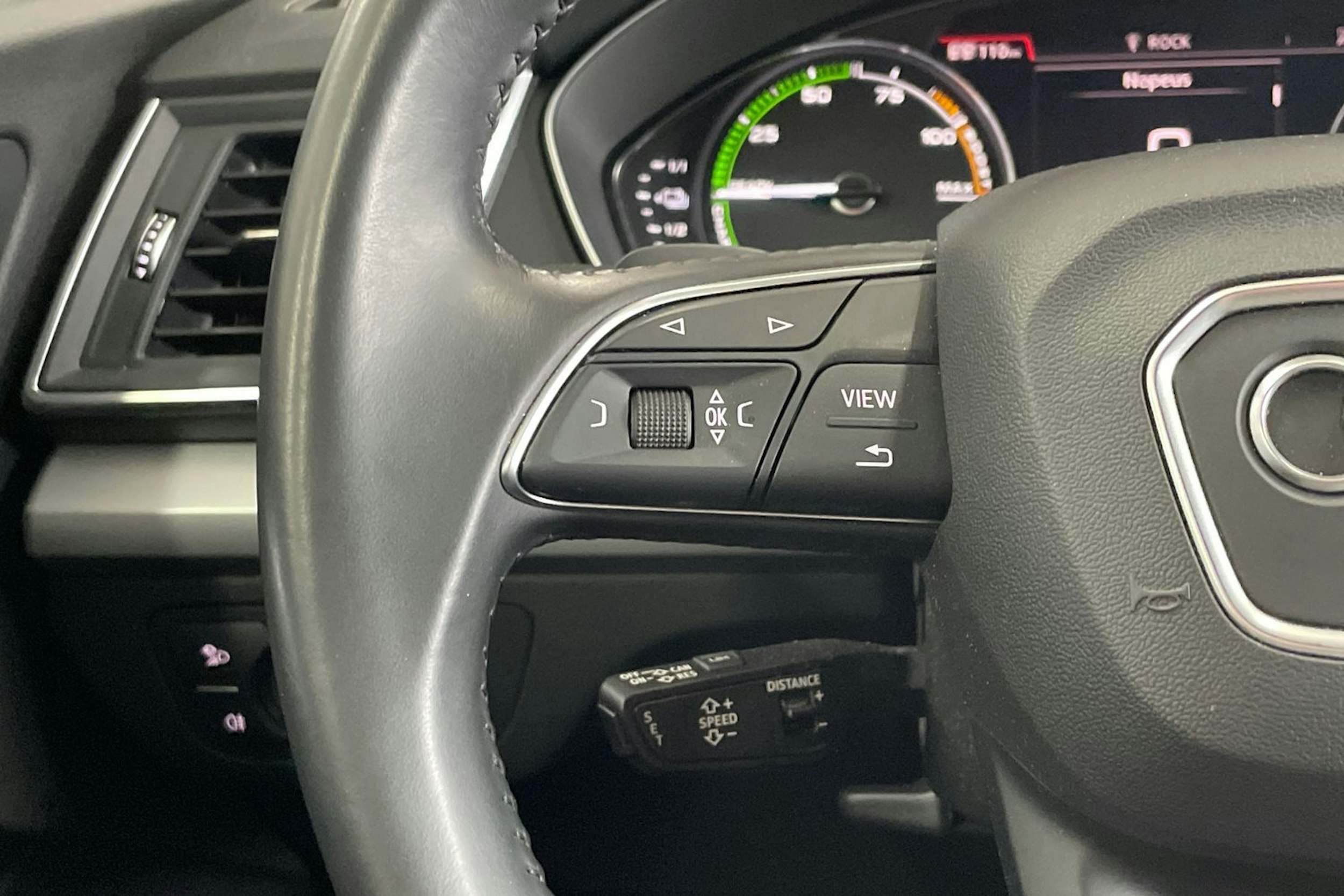 Harmaa Audi Q5 2020 kuva 14.