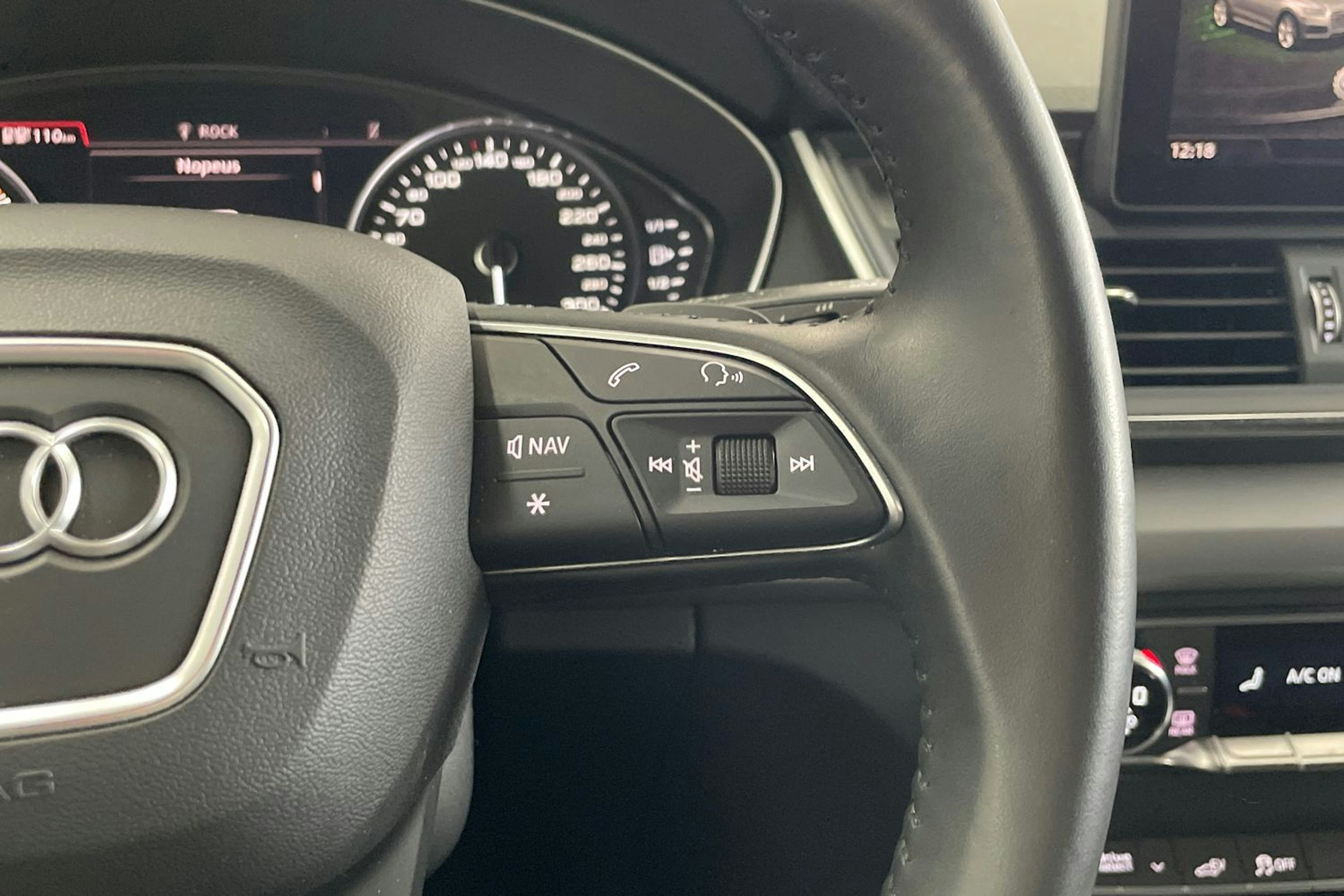 Harmaa Audi Q5 2020 kuva 15.
