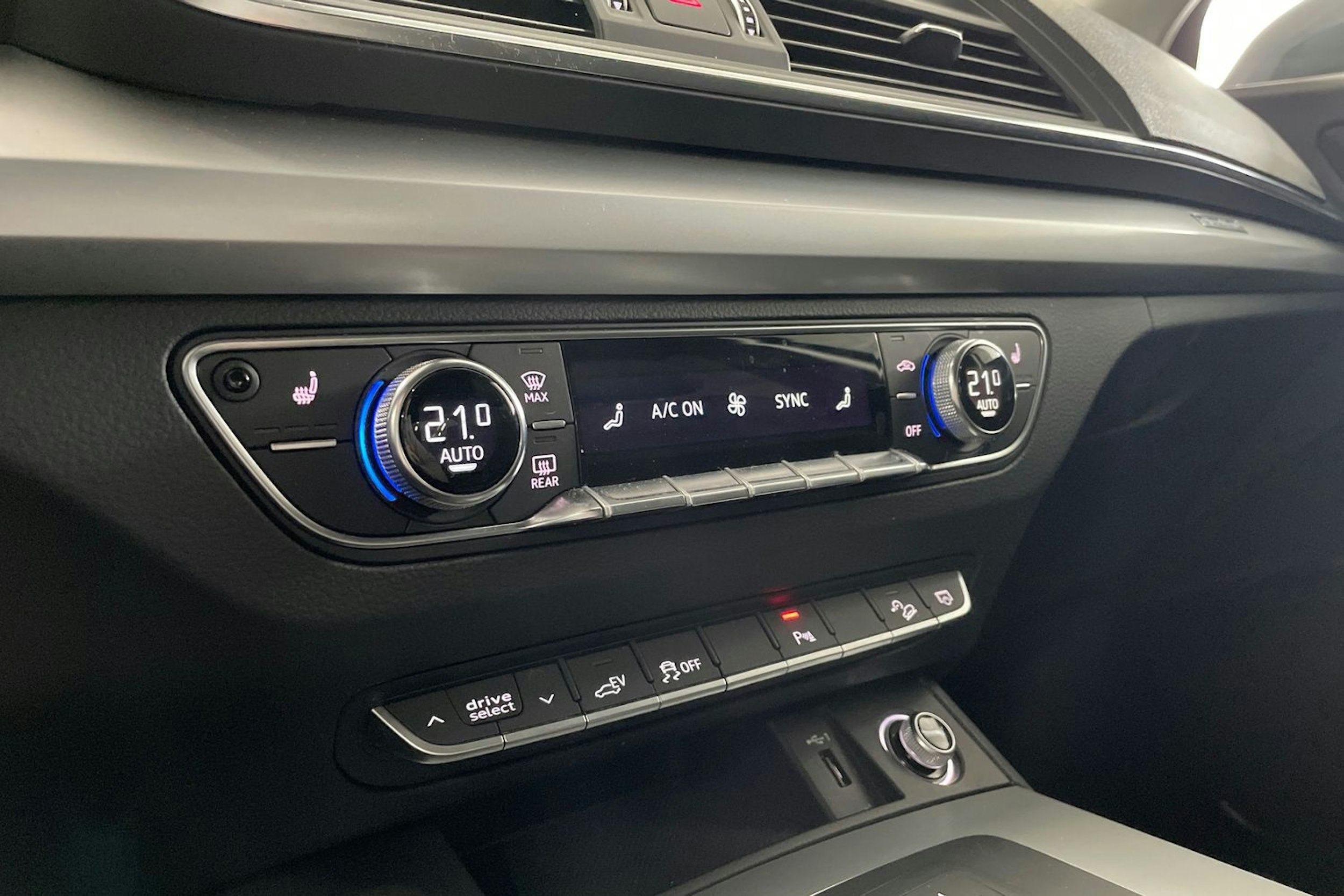 Harmaa Audi Q5 2020 kuva 21.