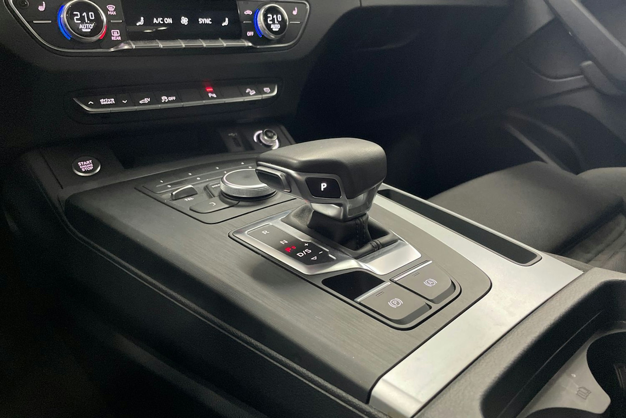 Harmaa Audi Q5 2020 kuva 22.