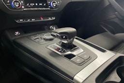 Harmaa Audi Q5 2020 kuva 22.