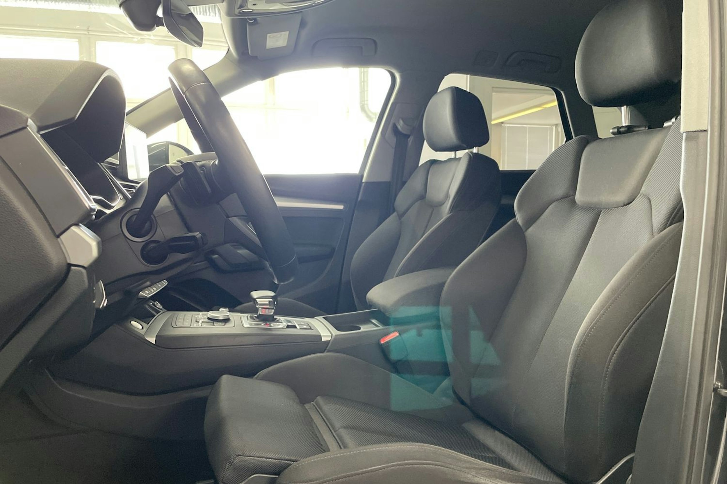 Harmaa Audi Q5 2020 kuva 23.