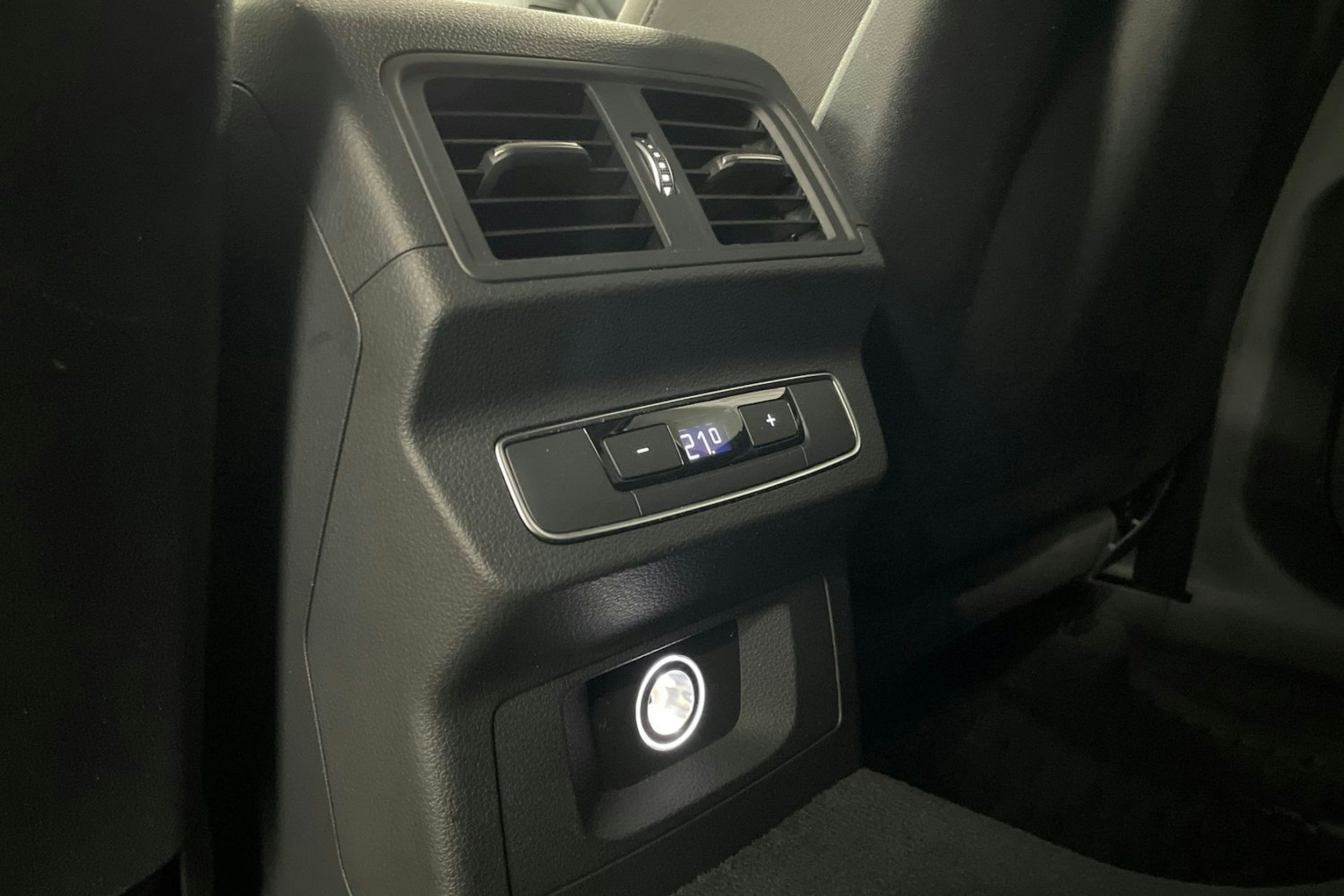 Harmaa Audi Q5 2020 kuva 24.