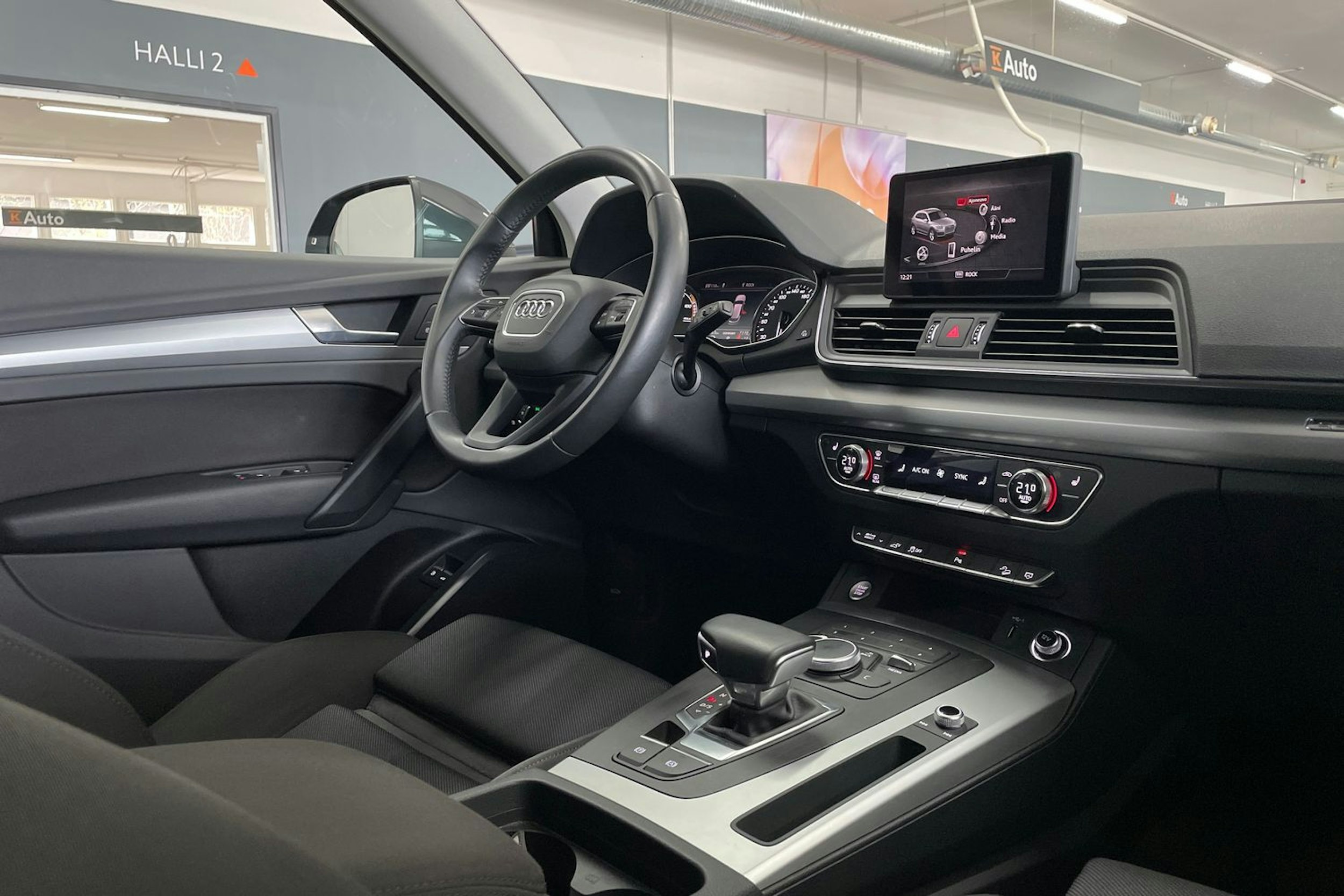 Harmaa Audi Q5 2020 kuva 28.