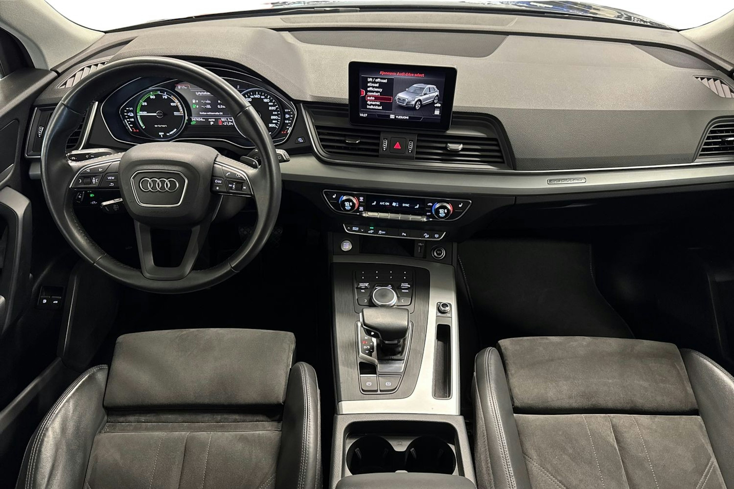 sininen Audi Q5 2020 kuva 9.