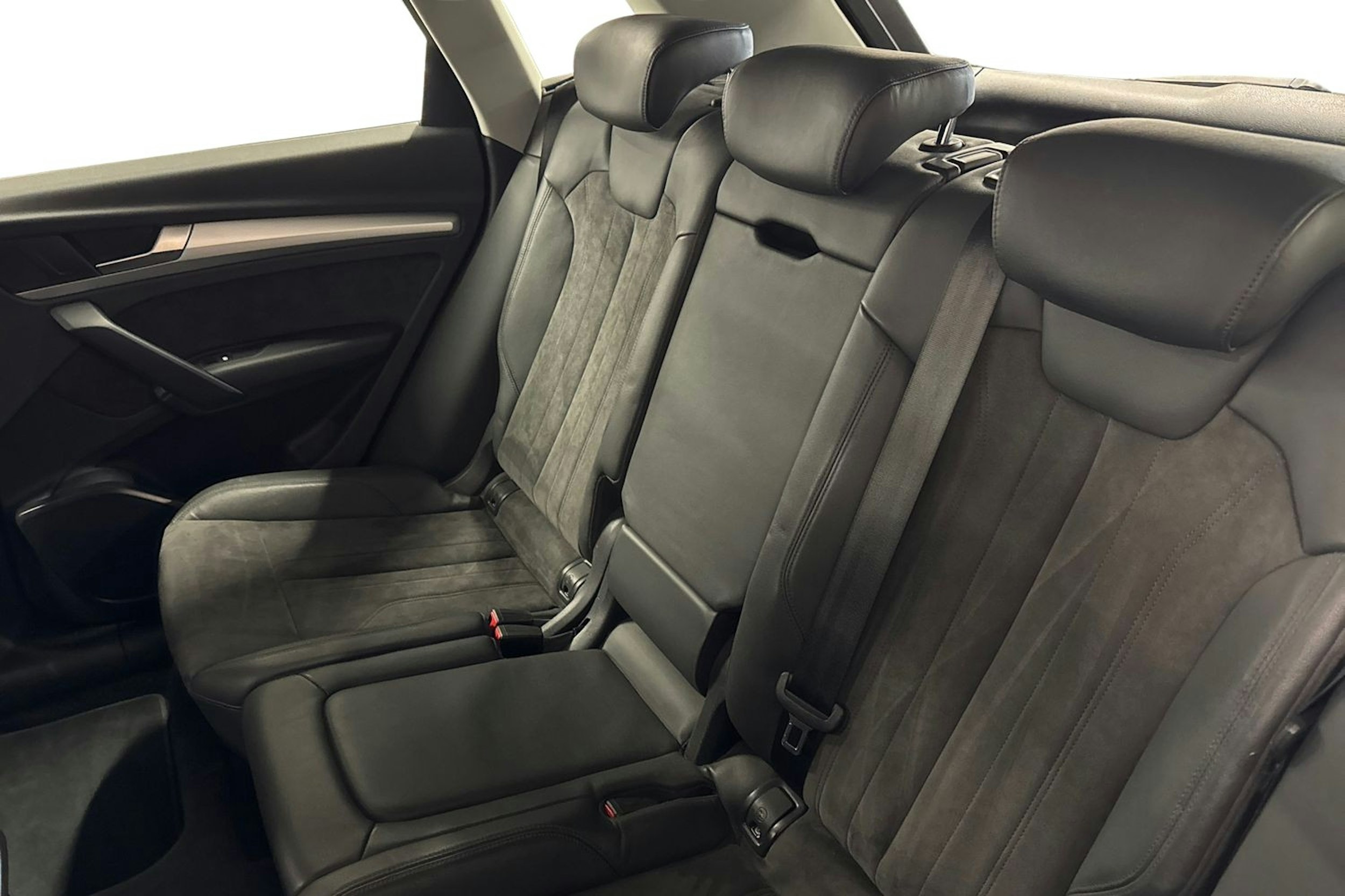 sininen Audi Q5 2020 kuva 10.