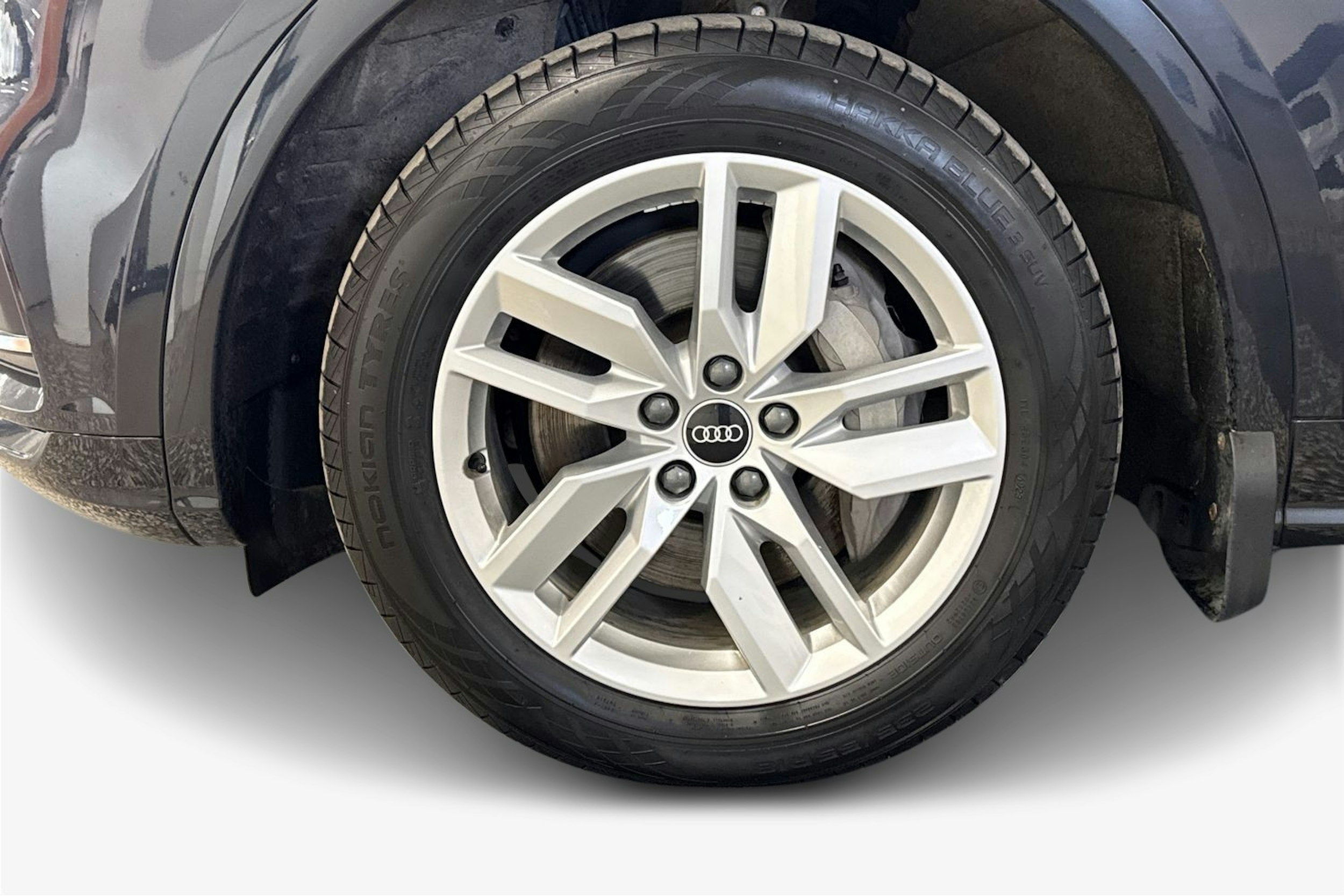 sininen Audi Q5 2020 kuva 11.