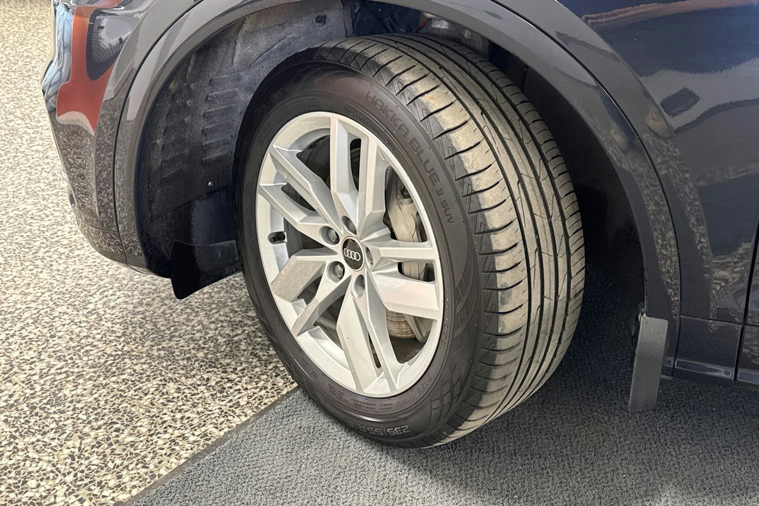 sininen Audi Q5 2020 kuva 13.
