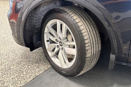 sininen Audi Q5 2020 kuva 13.