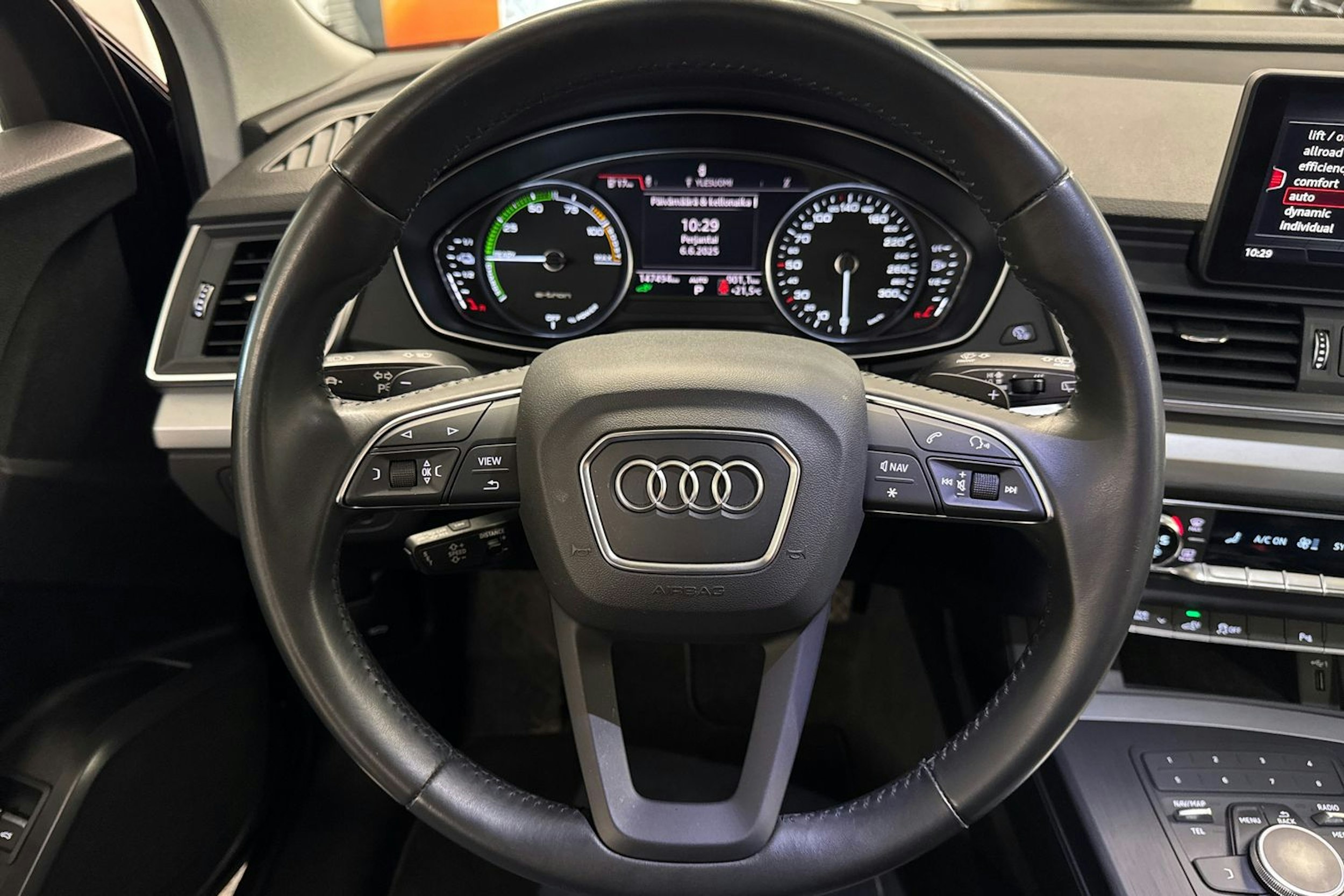 sininen Audi Q5 2020 kuva 14.