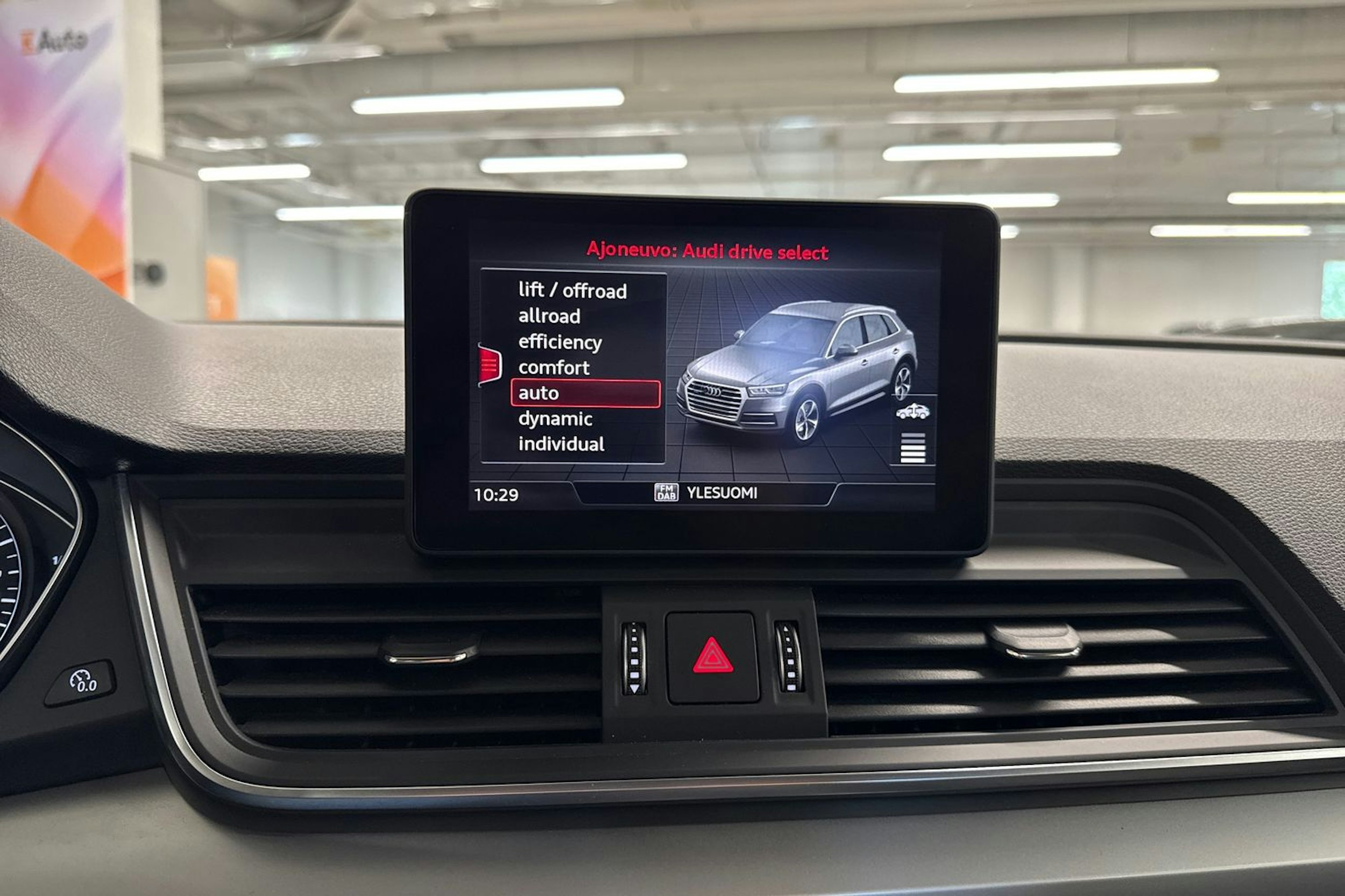 sininen Audi Q5 2020 kuva 15.