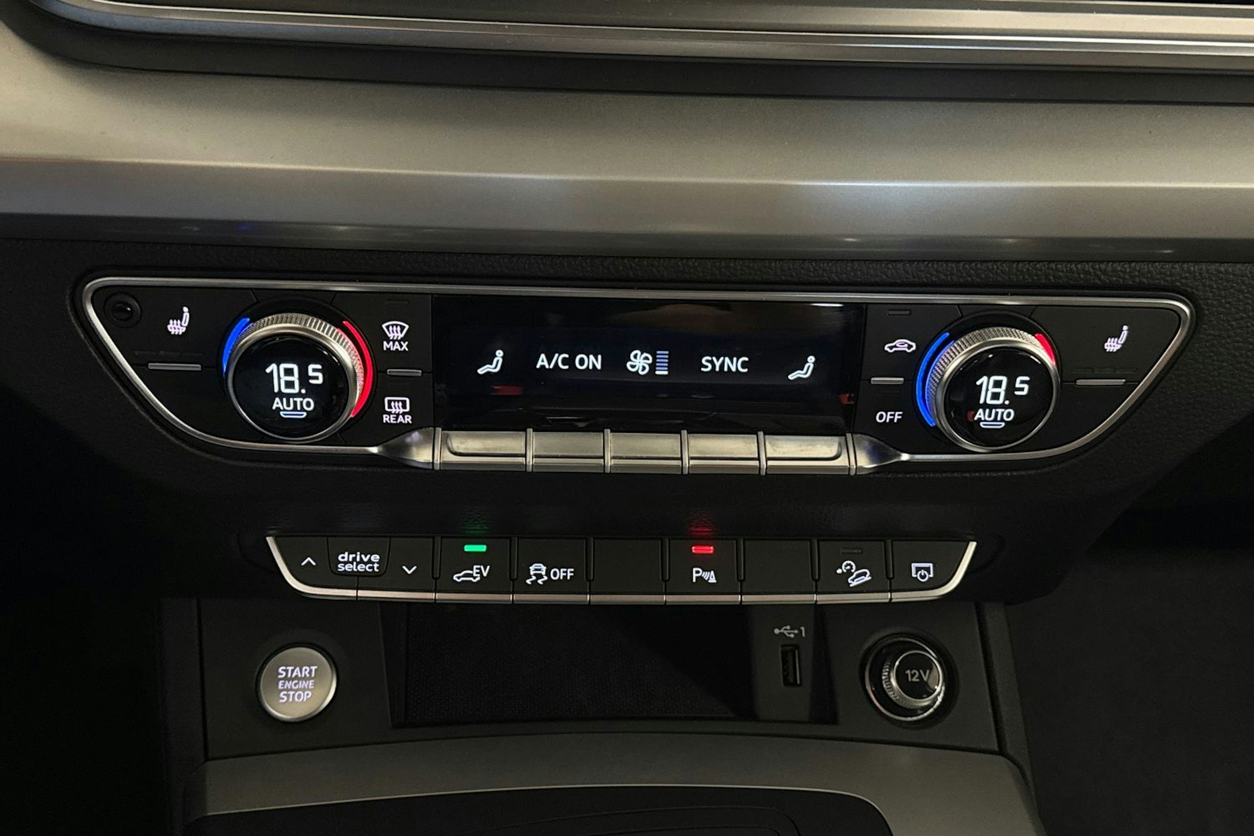 sininen Audi Q5 2020 kuva 17.