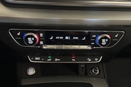 sininen Audi Q5 2020 kuva 17.
